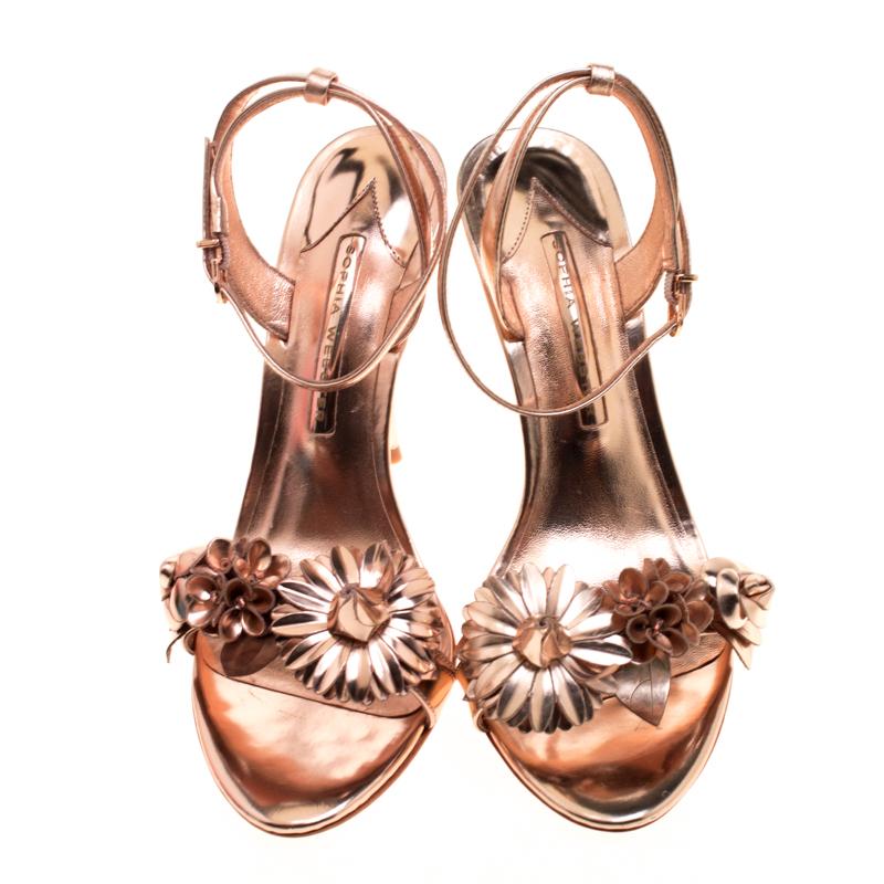 Sophia Webster has been a favourite worldwide for her unique, creative and modern designs. She continues to charm us with these stunning Lilico sandals. These metallic rose gold sandals are crafted from leather and feature an open toe silhouette.