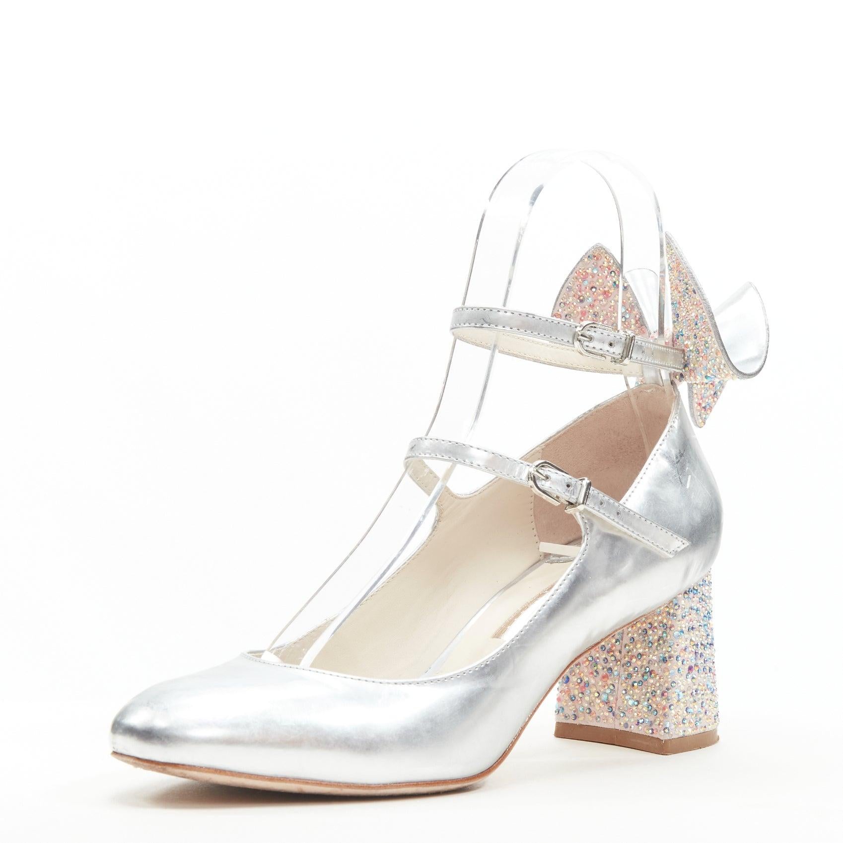 SOPHIA WEBSTER tacco a farfalla incrostato di cristalli argento metallizzato EU37
Riferimento: ANWU/A00182
Marchio: Sophia Webster
Materiale: Pelle
Colore: Argento, Multicolore
Modello: Tinta unita
Chiusura: fibbia
Fodera:  Pelle
Dettagli extra: