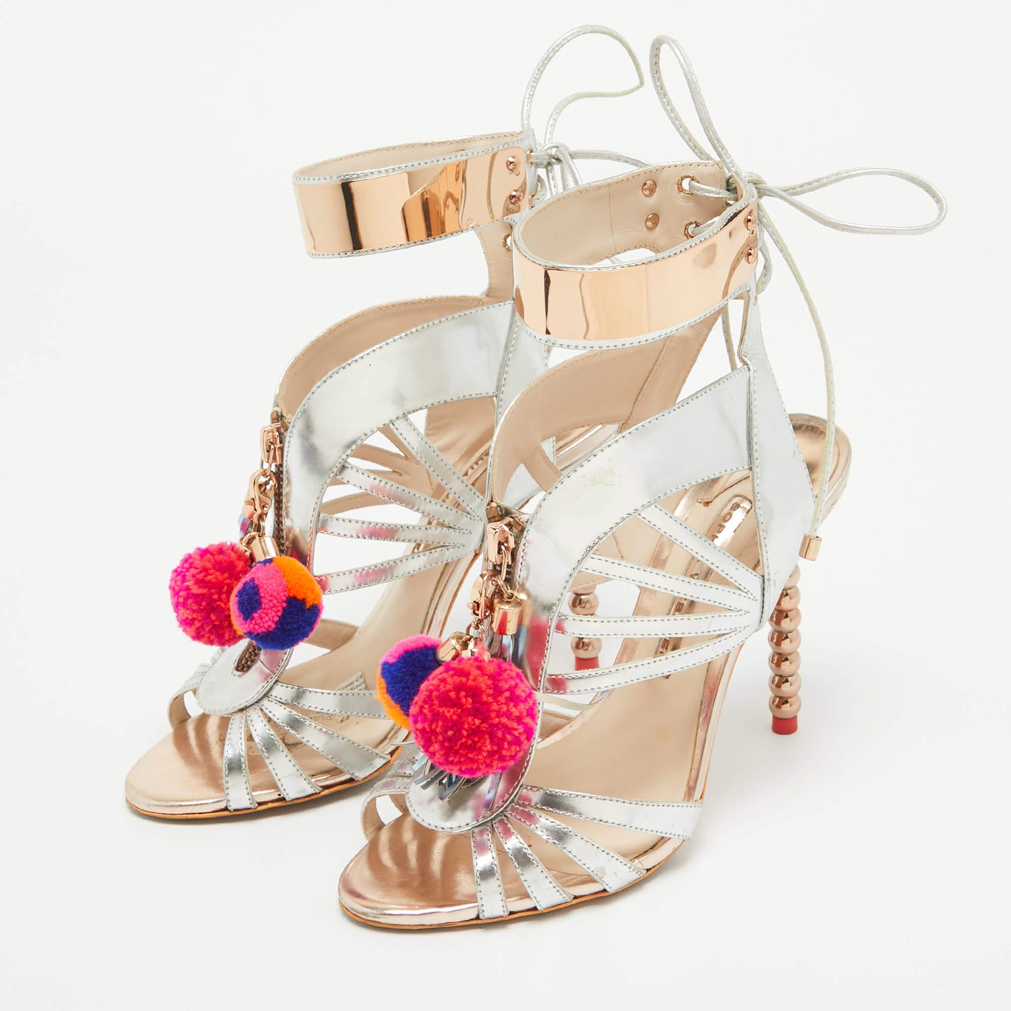 Estas sandalias Sophia Webster Yasmina, fabricadas en una llamativa y brillante piel de espejo plateada metalizada, son perfectas para combinar con looks de fiesta más sencillos. Con un detalle de placa metálica en tono dorado en la correa del