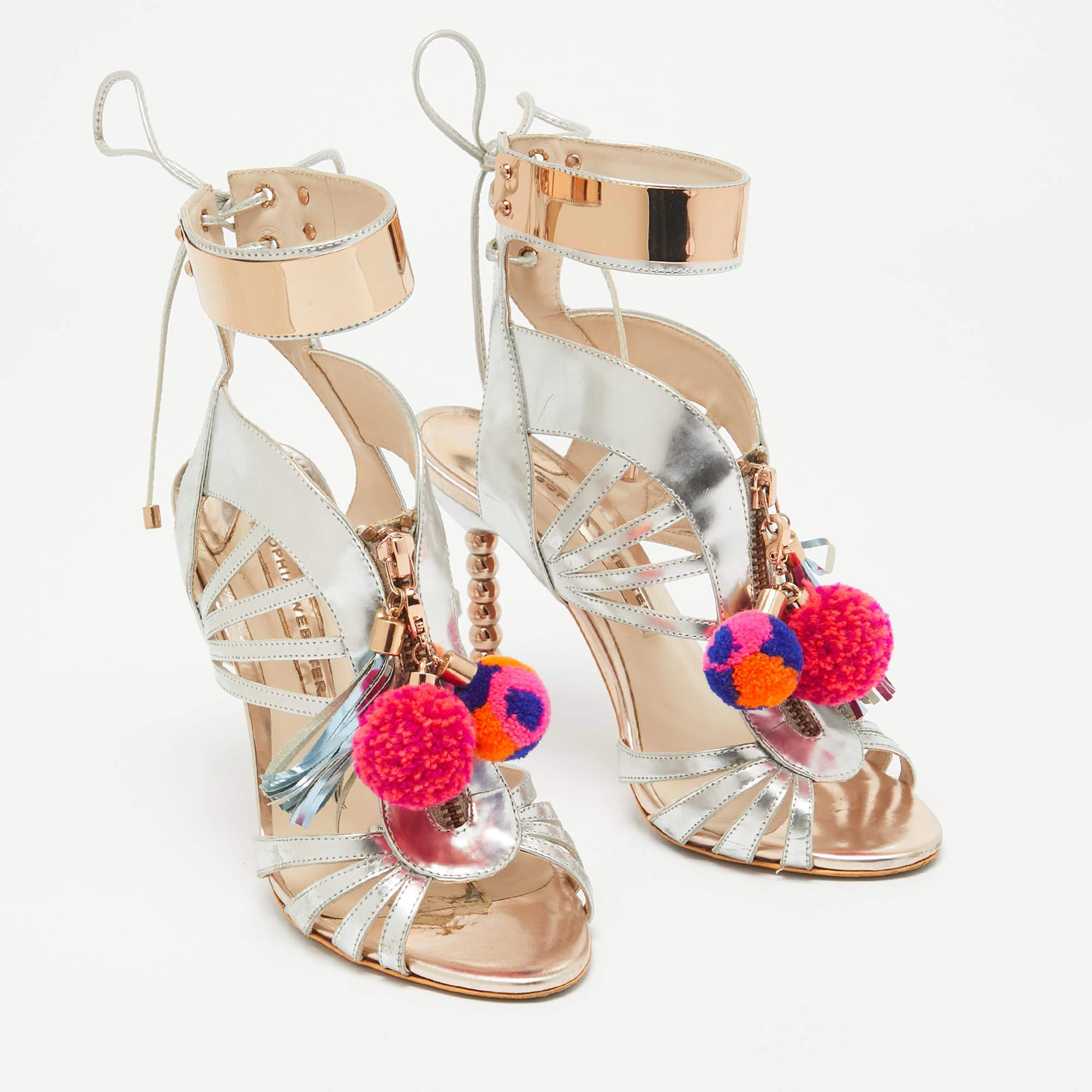 Sophia Webster Sandalias con adorno de pompones Yasmina de piel espejada talla 37 en Bastante bueno estado para la venta en Dubai, Al Qouz 2