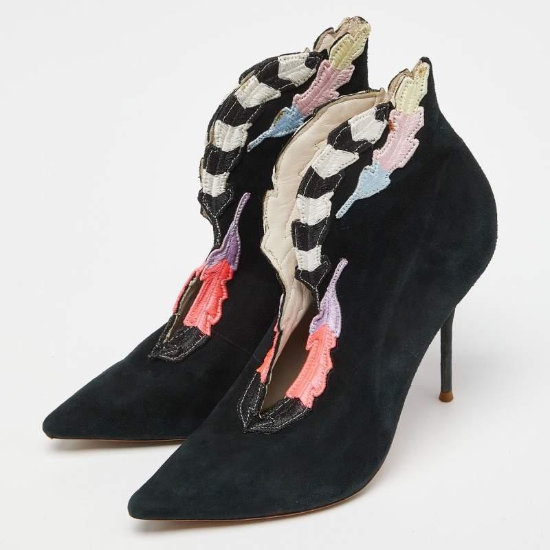 Faites-vous remarquer avec ces bottines Sophia Webster pour femme. Impeccablement confectionnés, ces talons chics offrent à la fois mode et confort et rehaussent votre look à chaque pas gracieux.
