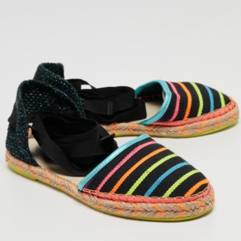 Mit diesen gut verarbeiteten Sophia Webster Flats sind Sie bestens für den ganzen Tag gerüstet. Sie haben ein vielseitiges Design und sehen an den Füßen gut aus.