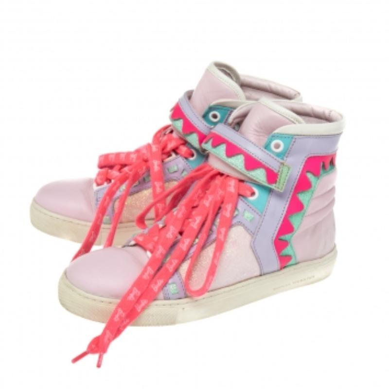 Ajoutez une touche de couleur à votre look en portant ces beautés de la maison Sophia Webster. Dotées d'une silhouette montante, ces baskets Riko sont conçues en cuir multicolore à l'extérieur et agrémentées d'accents pailletés et de ferrures