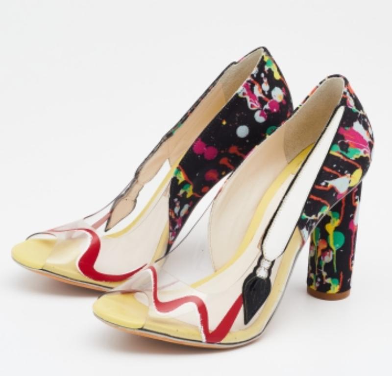 Sofisticados y elegantes, estos zapatos de salón Party Like Pollock de Sophia Webster son sinónimo de alta costura y estilo. Fabricados en PVC multicolor y tela en el exterior, estos zapatos de tacón de 10 cm, peep toes y estilo slip-on. Luce tu
