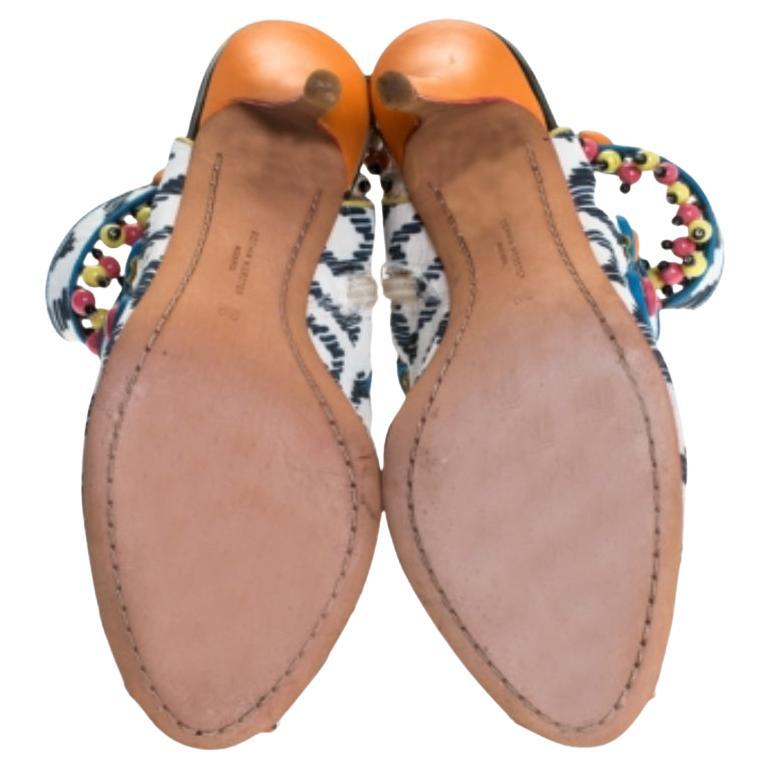 In diesen Sandalen von Sophia Webster werden Sie gerne laufen, denn sie sind perfekt für Ihre modischen Ausflüge. Diese Sandalen sind aus Leder gefertigt und mit bunten Perlen besetzt. Sie sind mit Reißverschlüssen und 11 cm hohen Absätzen