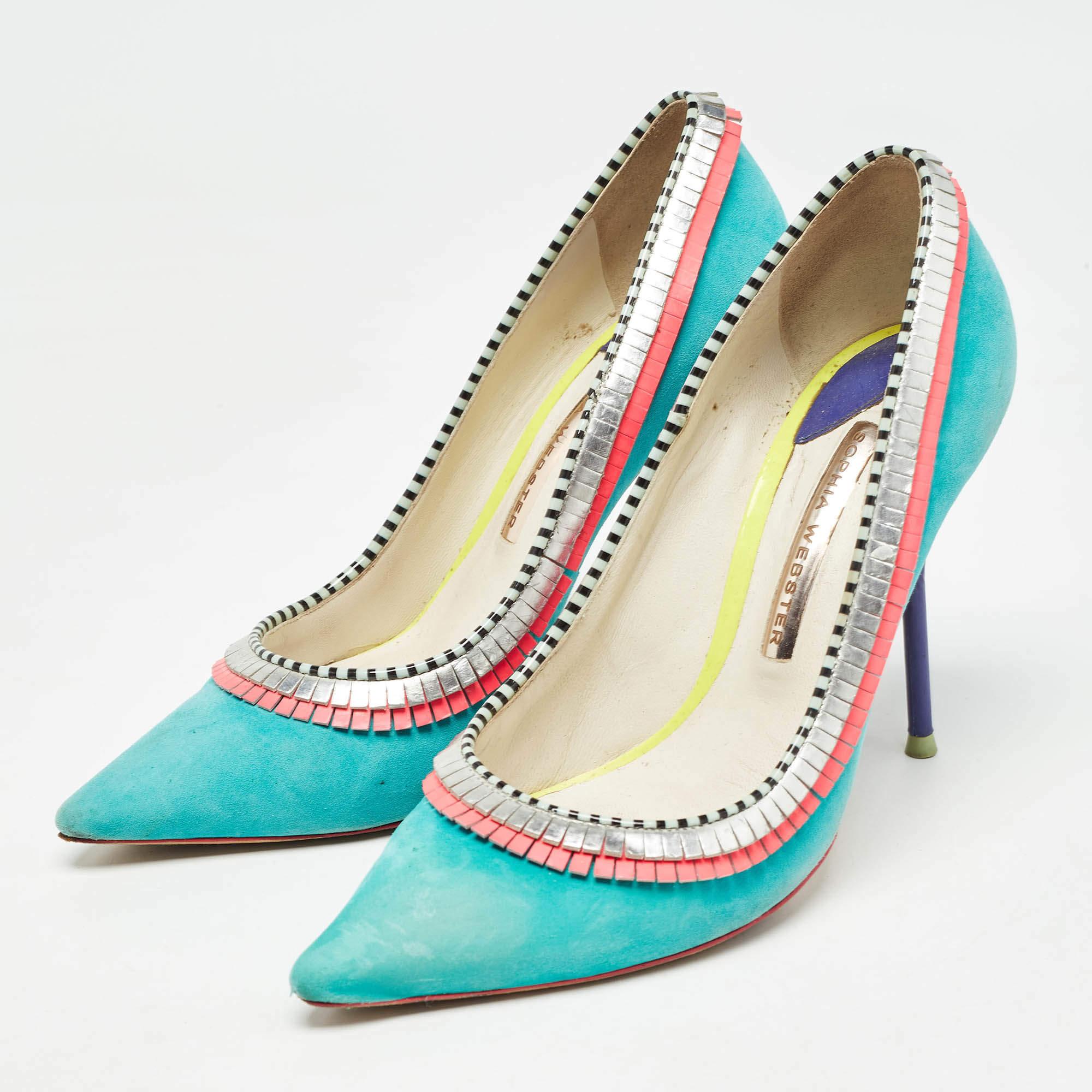 Parfaitement cousues et finies pour garantir une allure et une coupe élégantes, ces chaussures Sophia Webster sont un achat que vous adorerez arborer. Ils sont très beaux sur les pieds.

