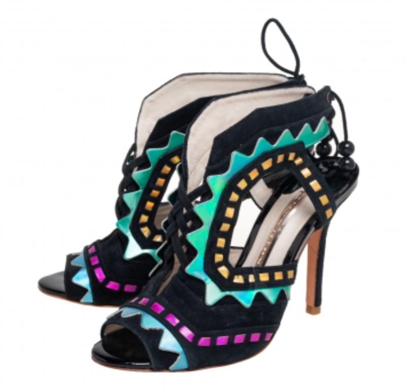 Diese Sandalen zeigen das Beste, was Sophia Webster je entworfen hat. Diese Riko-Sandalen sind aus Wildleder und Leder gefertigt. Sie zeichnen sich durch einen Farbmix, Cut-Out-Details, offene Zehen und Bänder auf der Rückseite aus. Diese