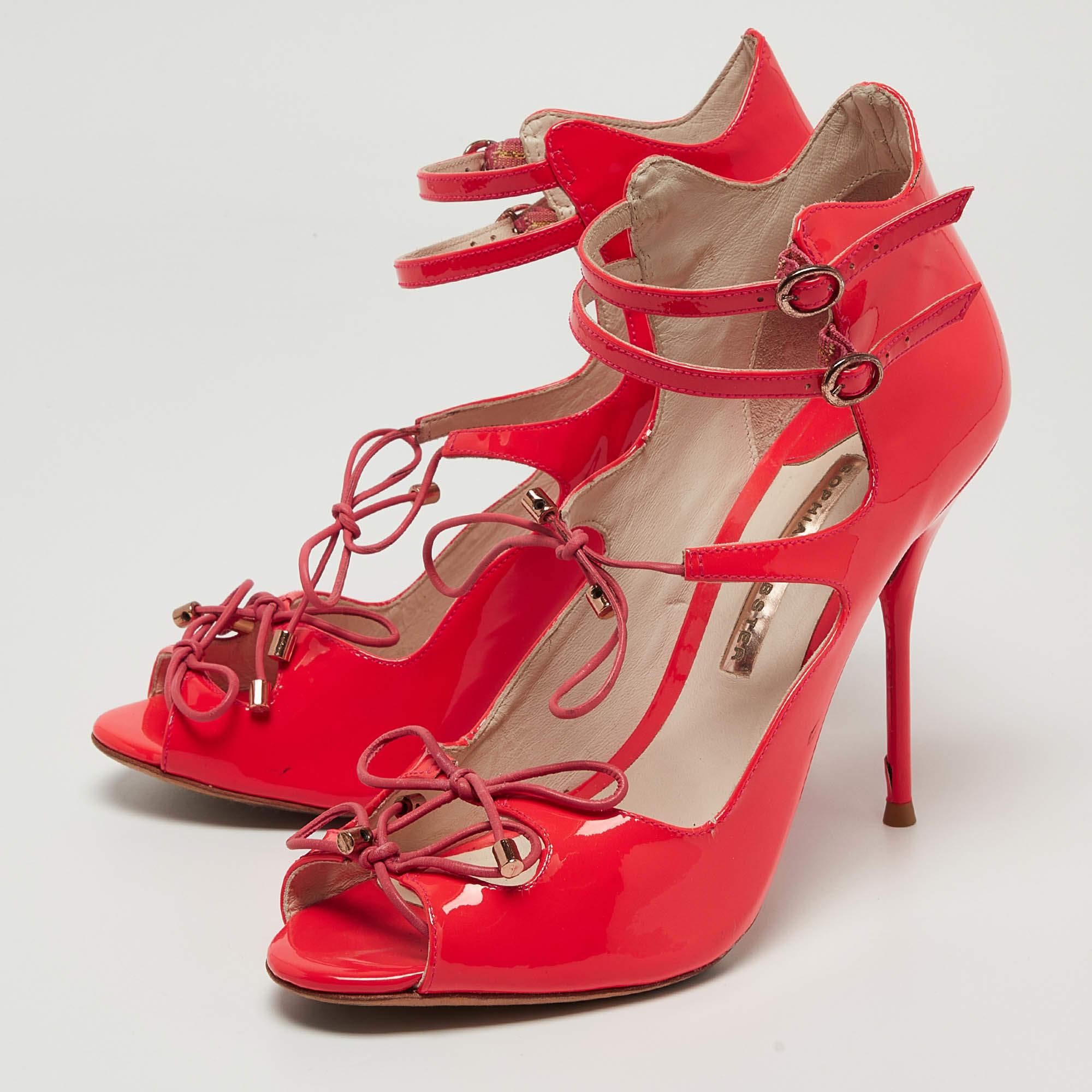 These Sophia Webster sandals will offer you both luxury and comfort. Made from quality materials they come in a versatile shade and are equipped with comfortable insoles.

