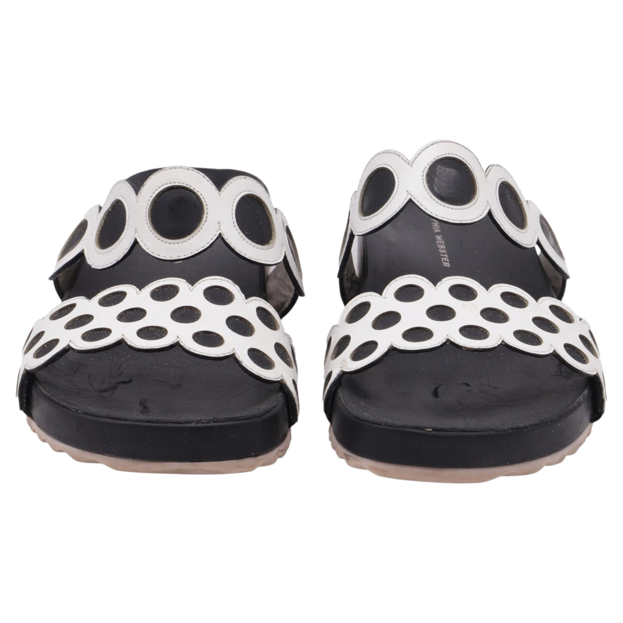 Sandali slip-on traforati di Sophia Webster in pelle bianca e nera in vendita