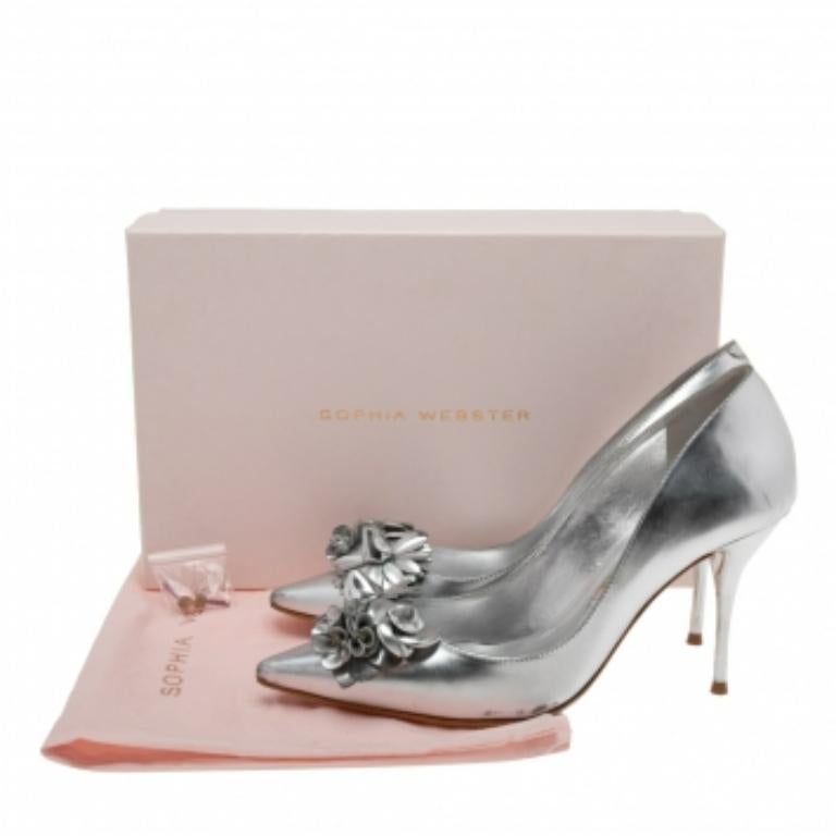 Queste décolleté di Sophia Webster sono proprio di tendenza! Realizzate in pelle color argento, hanno la punta appuntita e motivi floreali sulla tomaia. Questa coppia accattivante susciterà sicuramente l'ammirazione di tutti.