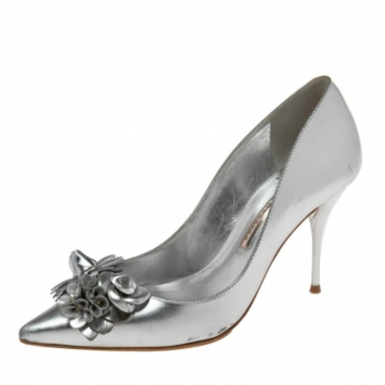 Sophia Webster Pumps Lilico con fiori in pelle argento  Taglia 39 In condizioni buone in vendita a Dubai, Al Qouz 2