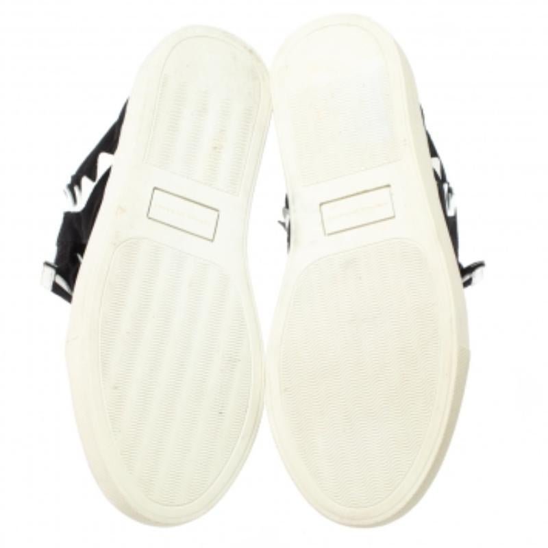Keep your look edgy and cool with these Sophia Webster Riko sneakers. Designed in a high-top silhouette, this pair features a monochrome suede and patent leather body and rounded off with lace-ups. They are set on a thick rubber sole that not only
