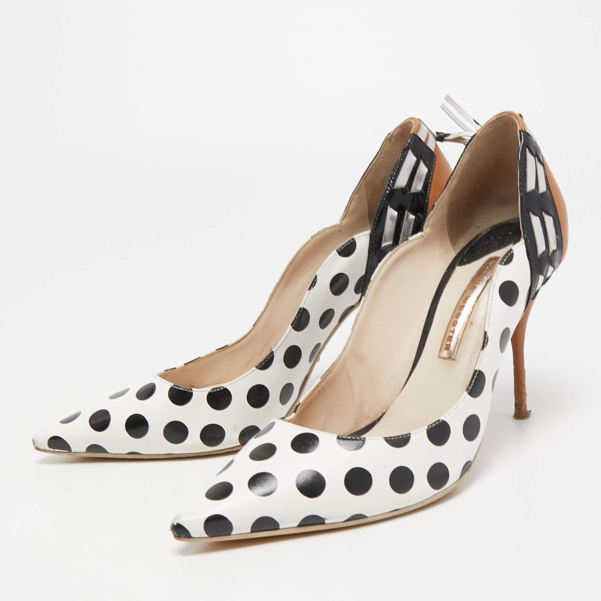 Diese Sophia Webster Pumps sind eine gute Wahl, wenn Sie auf der Suche nach einem Paar sind, das sowohl stilvoll als auch vielseitig ist. Das Paar ist aus gepunktetem Leder gefertigt und hat einen 10 cm hohen Absatz.