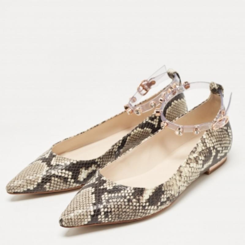 Définie par le confort et le style sans effort, aucune garde-robe n'est jamais complète sans une paire de ballerines chics. Cette paire est belle à regarder et est équipée d'éléments tels qu'une semelle intérieure confortable et une semelle durable.