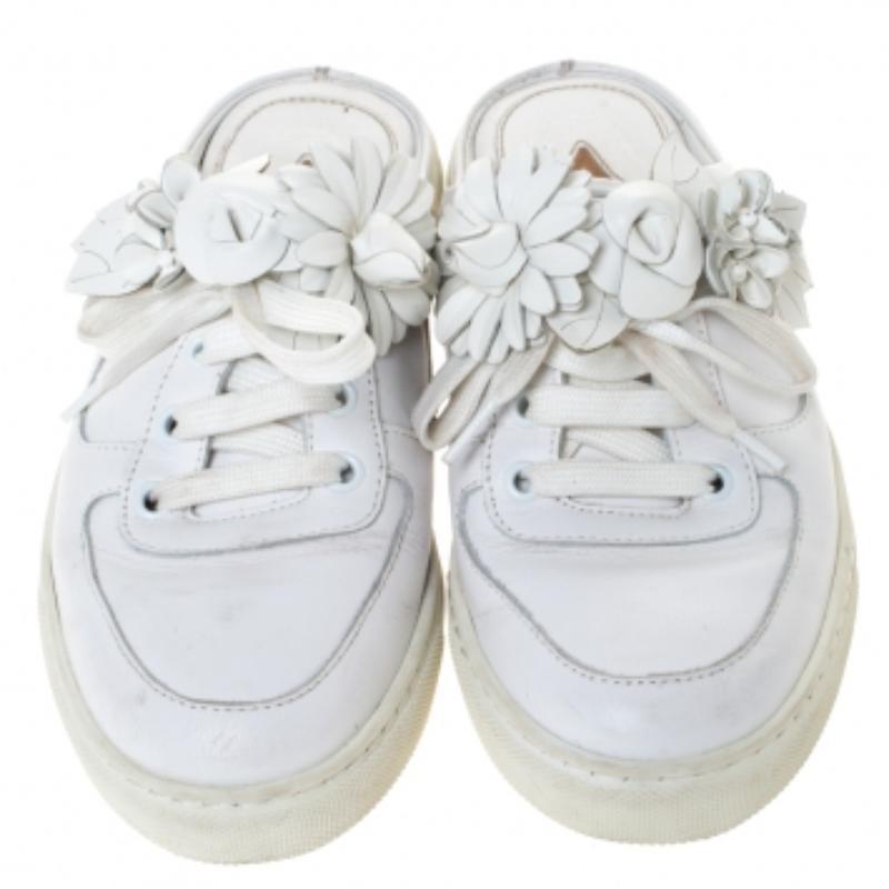 Sophia Webster Weiße Pantoletten aus Leder mit Blumenverzierung aus Pantoletten Größe 36,5 (Grau) im Angebot