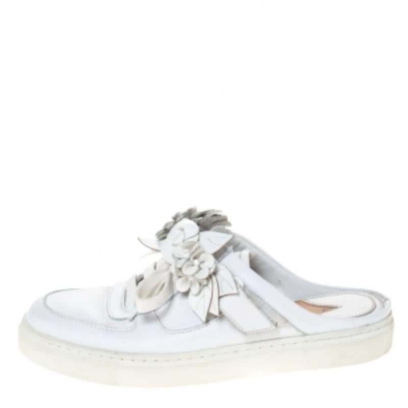 Sophia Webster Weiße Pantoletten aus Leder mit Blumenverzierung aus Pantoletten Größe 36,5 im Angebot