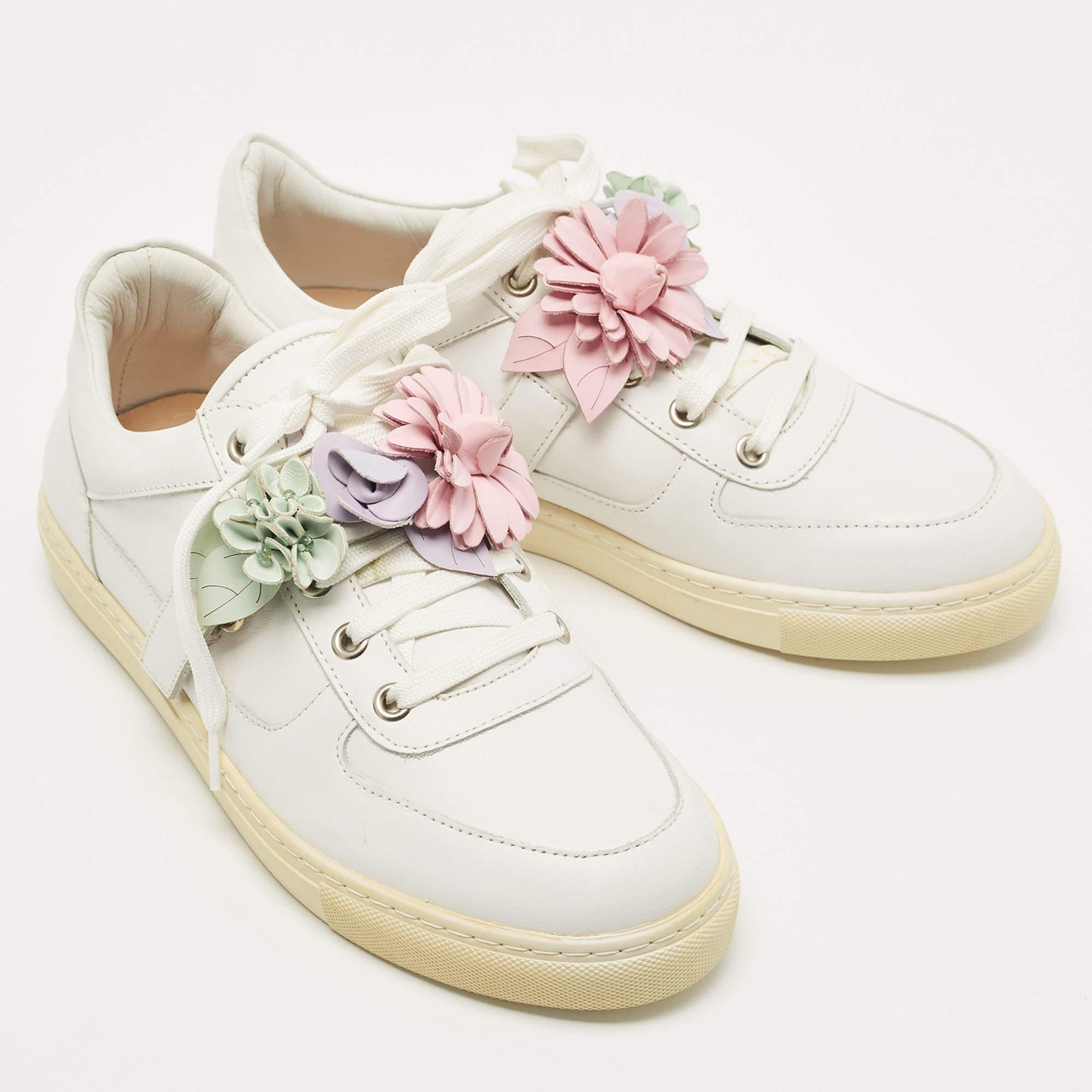 Sophia Webster White Leather Lilico Flower Low Top Sneakers Size 39 In Excellent Condition In Dubai, Al Qouz 2