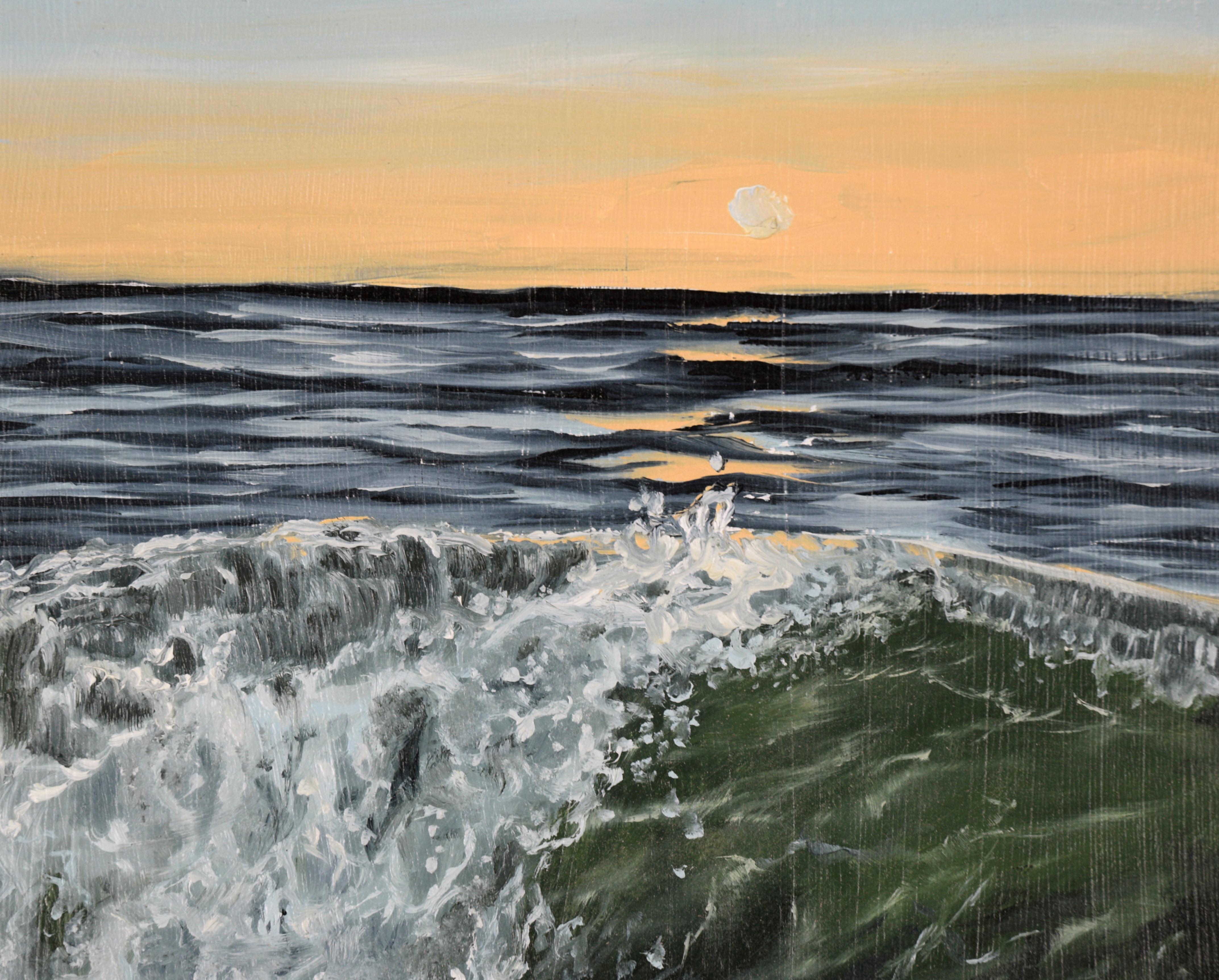 Paysage marin au coucher du soleil de l'artiste britannique Sophie Adair (20e siècle). Une vague s'écrase au premier plan, et de l'écume de mer se détache du sommet de la vague. Les reflets du soleil attirent l'œil du spectateur vers l'horizon, et
