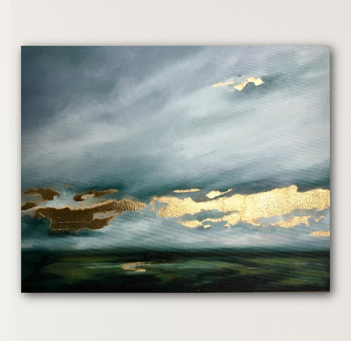 Eine Blattgold-Landschaftsmalerei von Sophie Berger. Dieses Original-Ölgemälde auf Leinwand hat die Tiefe und die Stimmung eines Dartmoor-Himmels sowie den lebhaften Sonnenschein, der sich hinter den Wolken versteckt. Dies wird durch die schillernde