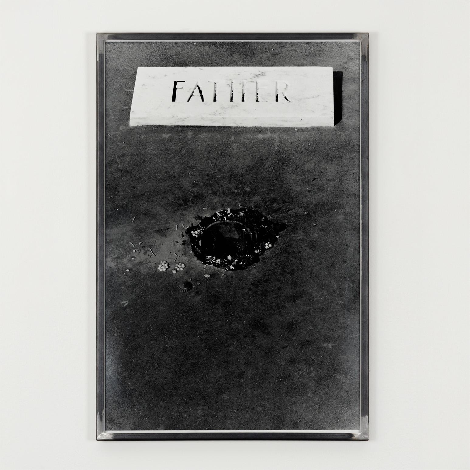 Vater, Mutter (Zeitgenössisch), Photograph, von Sophie Calle