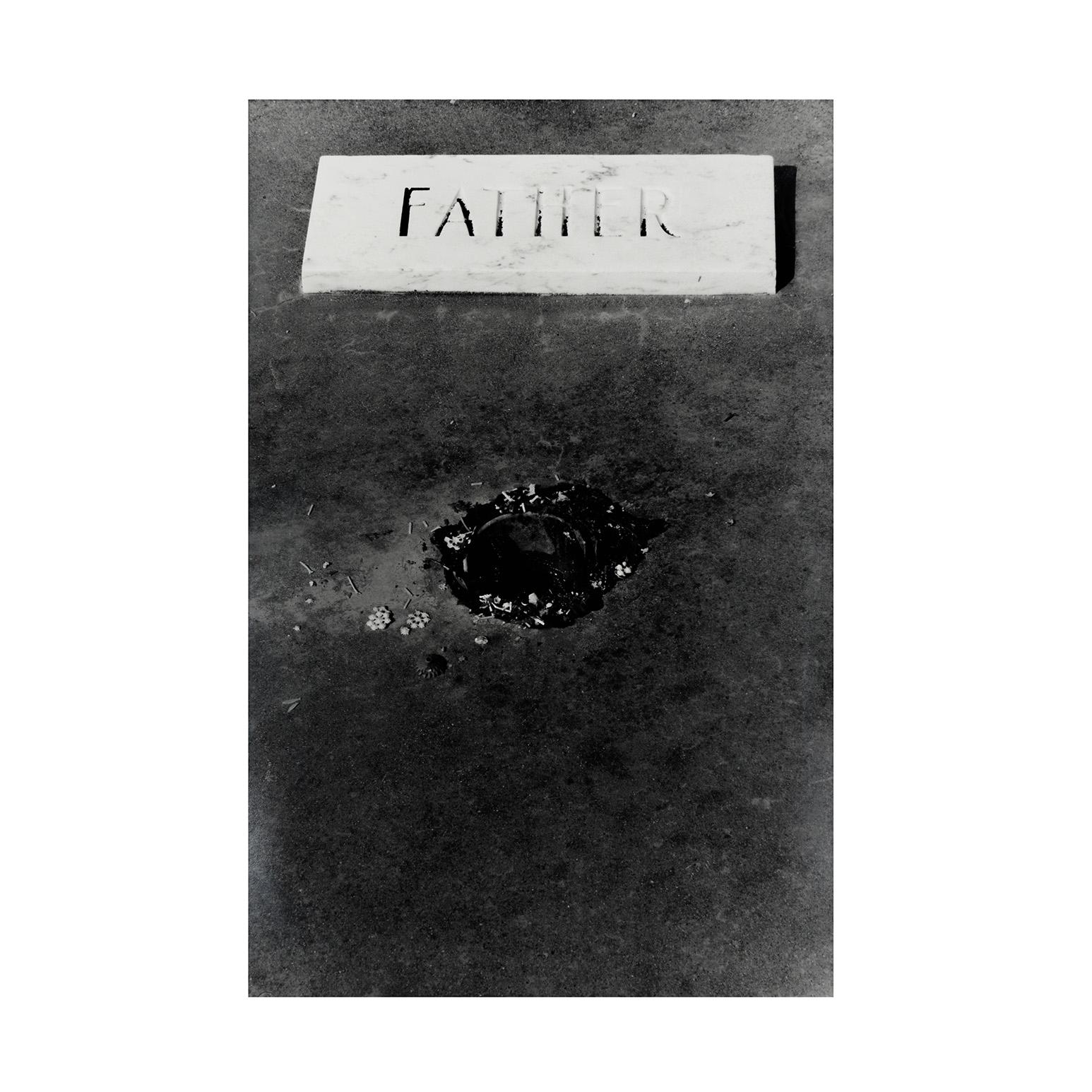 Vater, Mutter (Schwarz), Portrait Photograph, von Sophie Calle