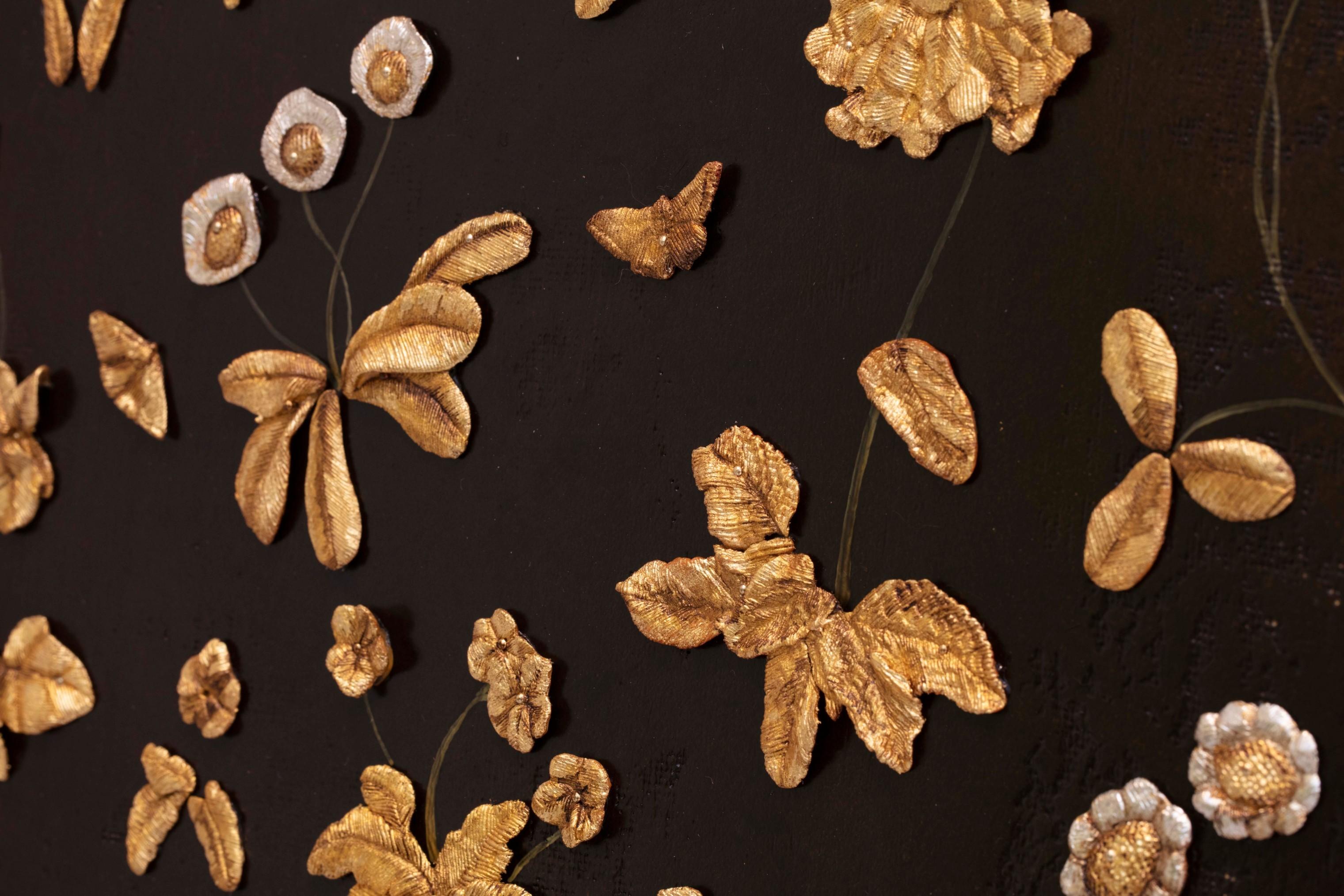Harvest Moon, ein großer geschnitzter Wandbehang, ist von den Einhornteppichen in der Sammlung des Victoria and Albert Museum inspiriert. Die im 1500. Jahrhundert entstandenen Wandteppiche, die als Millefleurs (d.h. tausend Blumen) bekannt sind,