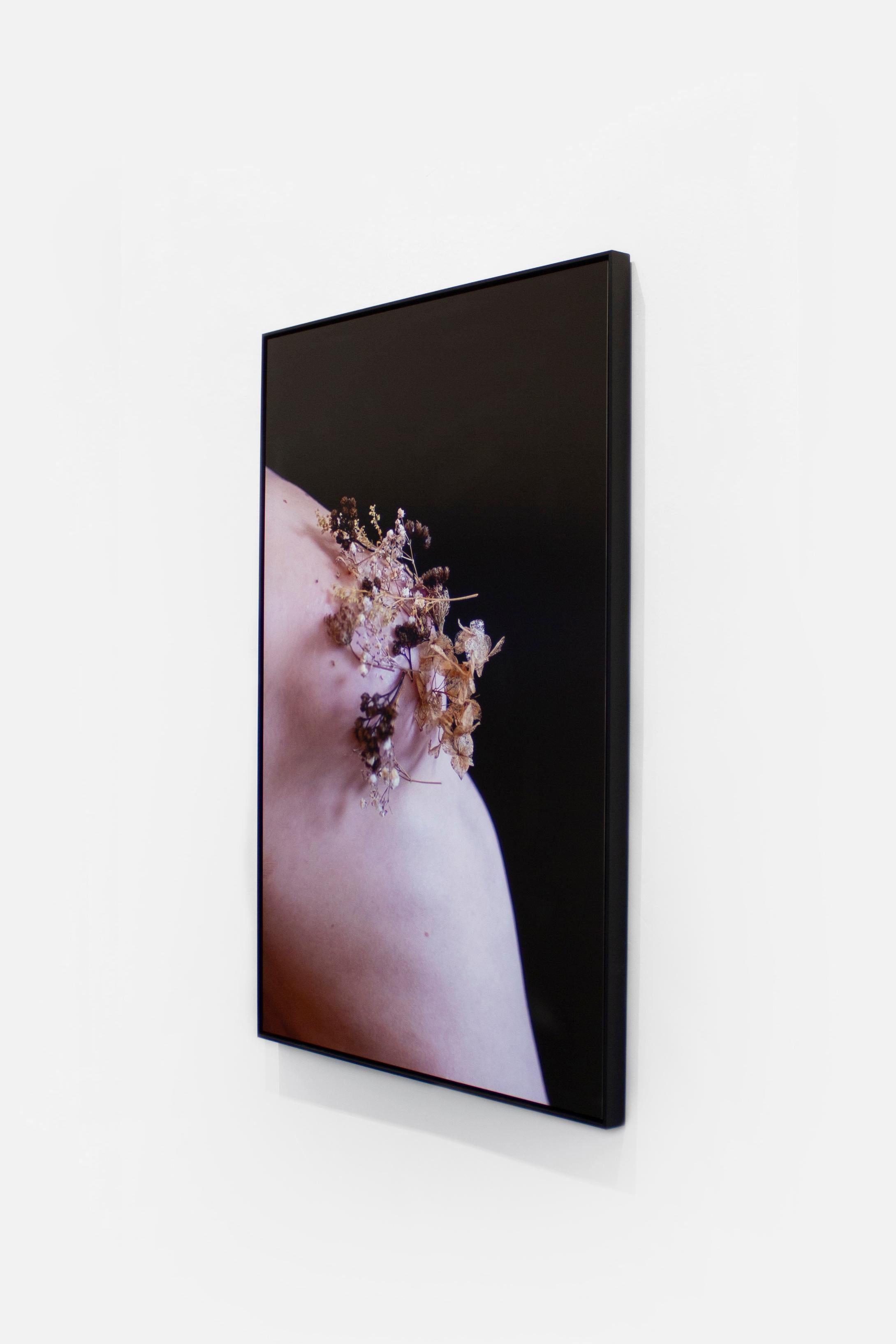 Paisajes vivos - Nude Photograph Negro de Sophie de Vos