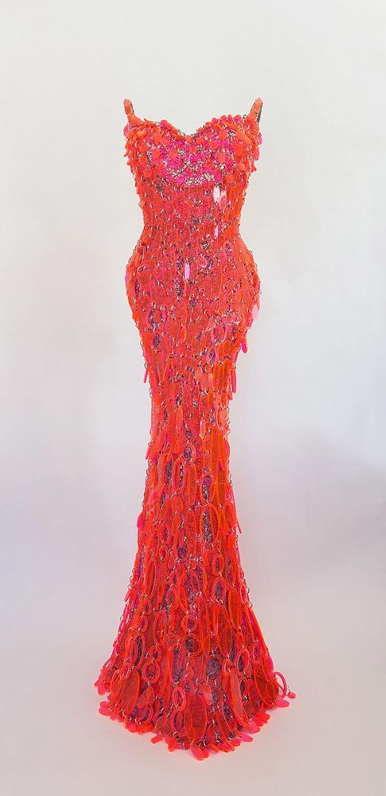 Figurative Sculpture de Sophie DeFrancesca - Rosa atómico