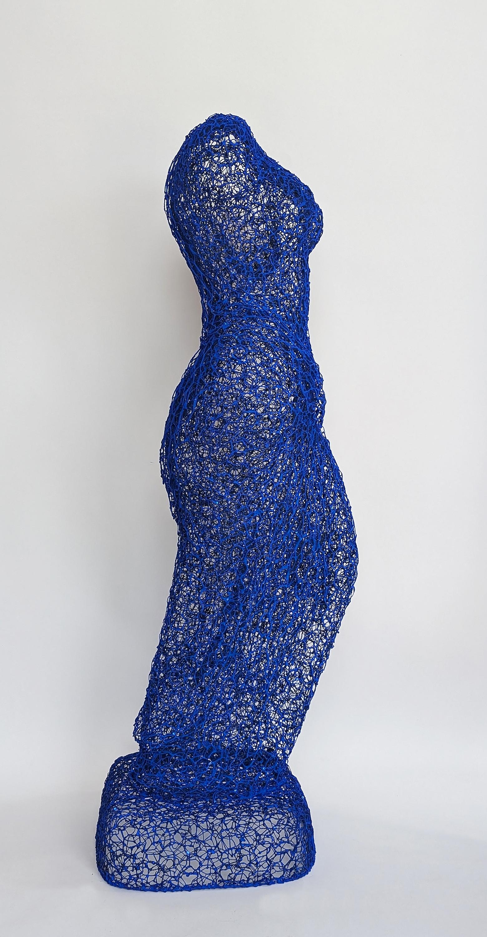 Blaue Aphrodite (Grau), Figurative Sculpture, von Sophie DeFrancesca