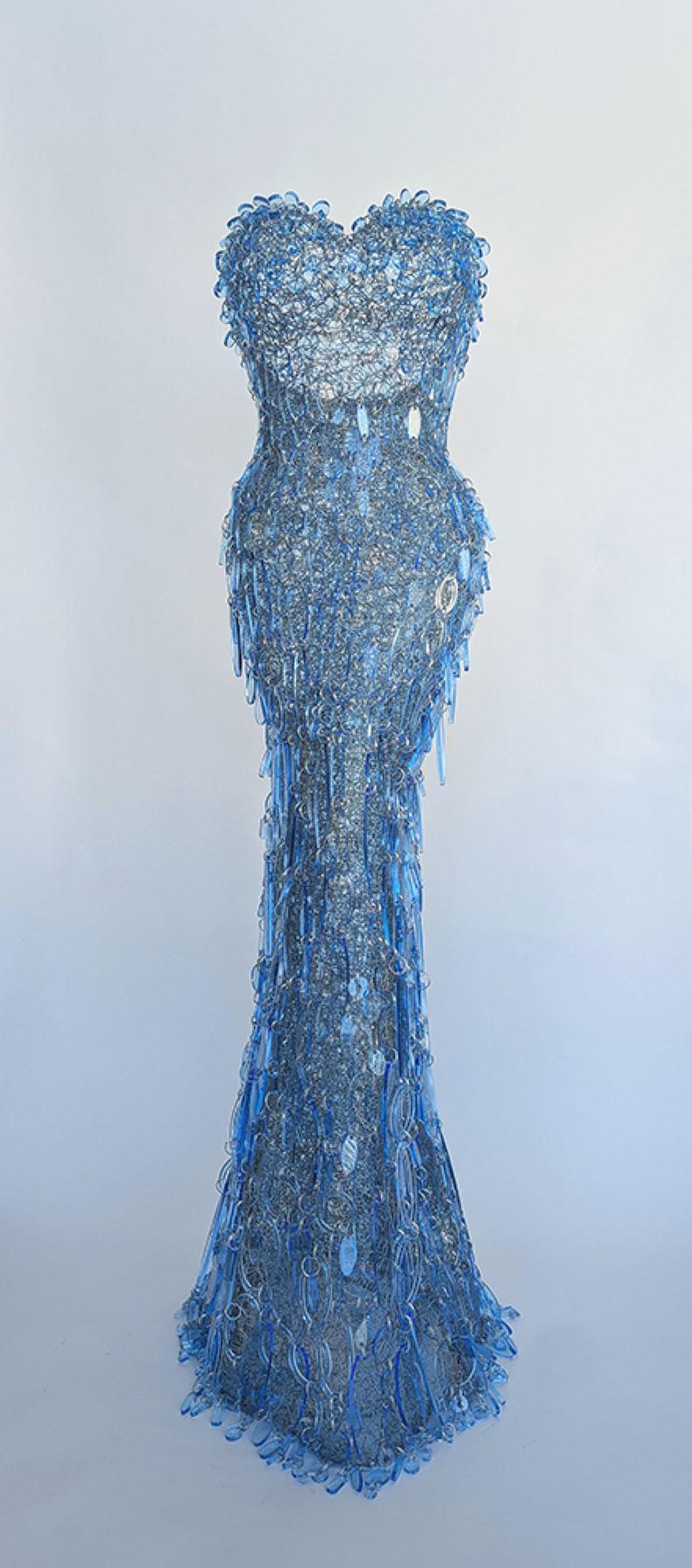 Figurative Sculpture de Sophie DeFrancesca - Sra. Paz Universal (variación 2)