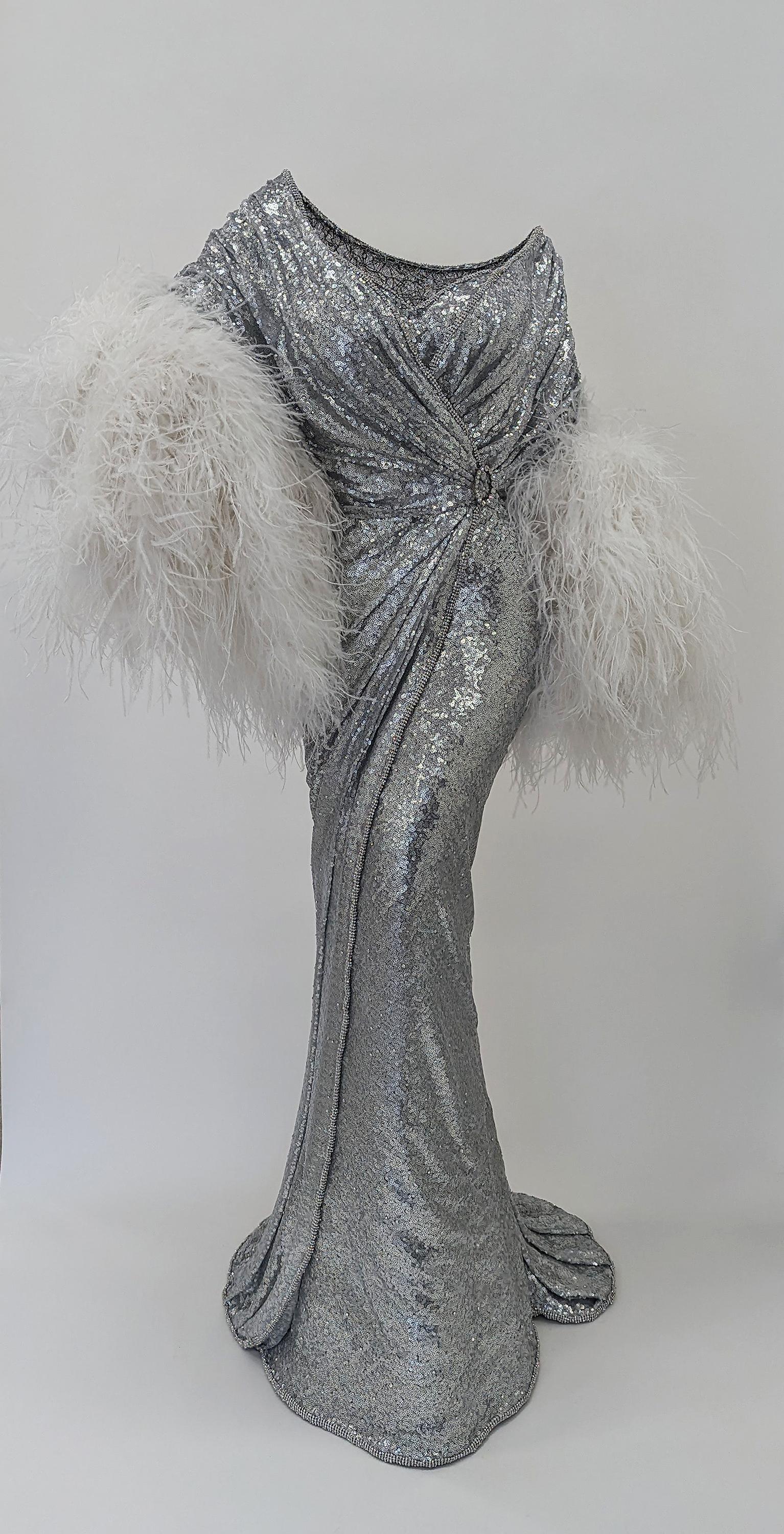 Figurative Sculpture de Sophie DeFrancesca - Bomba rubia original (Variación 2)