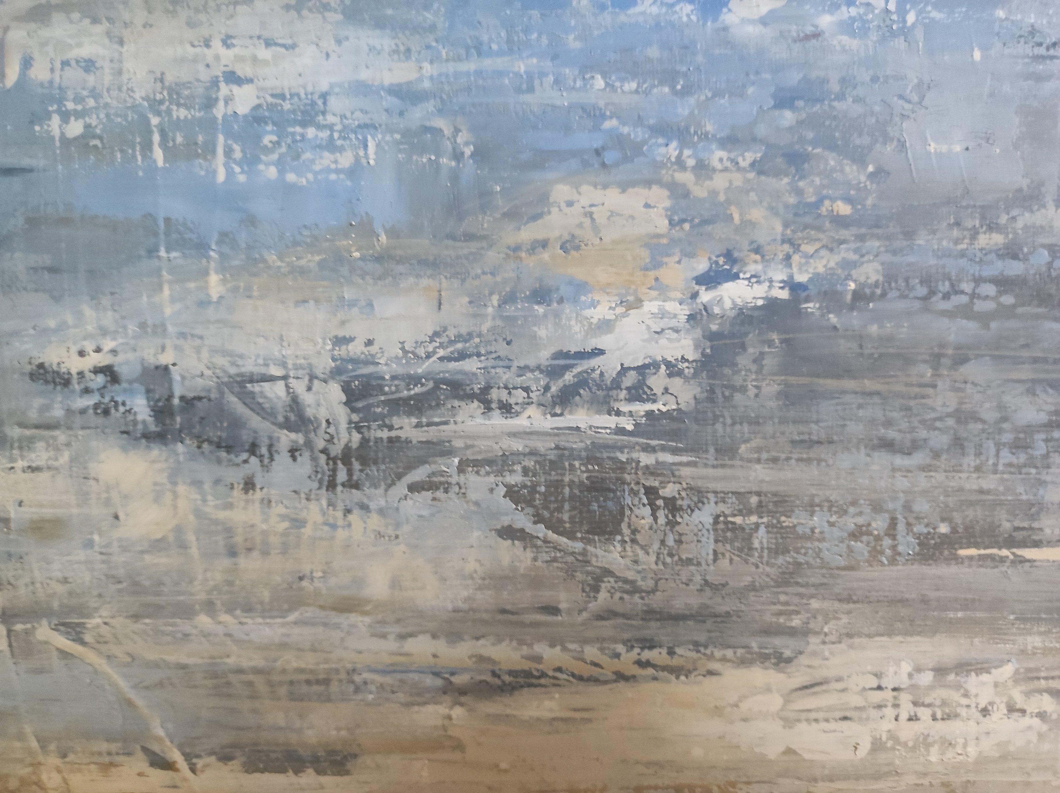 Abstrait de bord de mer de la plage de Trouville sur la côte normande et sous un ciel ombragé par Sophie Dumont. Huile sur toile de lin travaillée au couteau, 27 x 35 cm. Les nombreuses couches apportent de la vibration au tableau. travaillé dans un