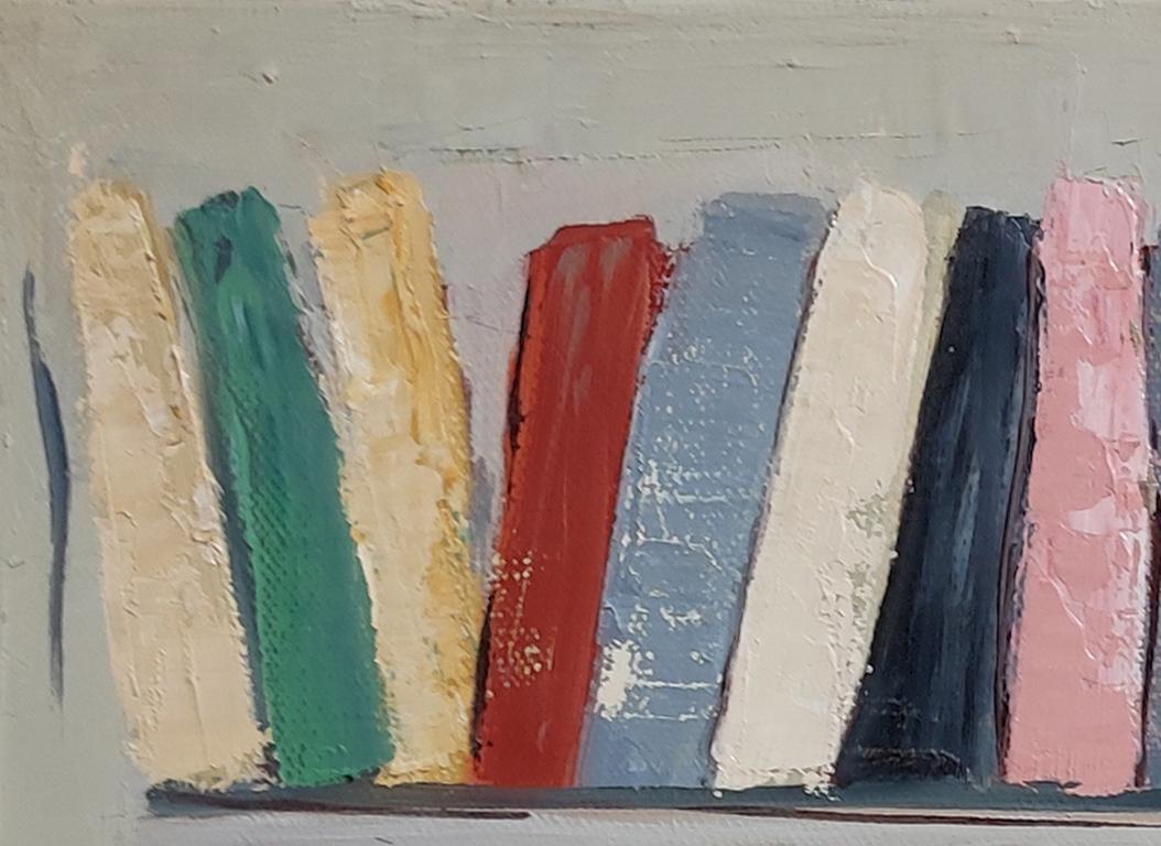 il libro appare più come l'evocazione di una cultura che come un oggetto quotidiano.
Le affinità tra la letteratura e le arti visive sono evidenti in questo caso, che combina linee, colori e testi immaginari.
immagine di una biblioteca con libri