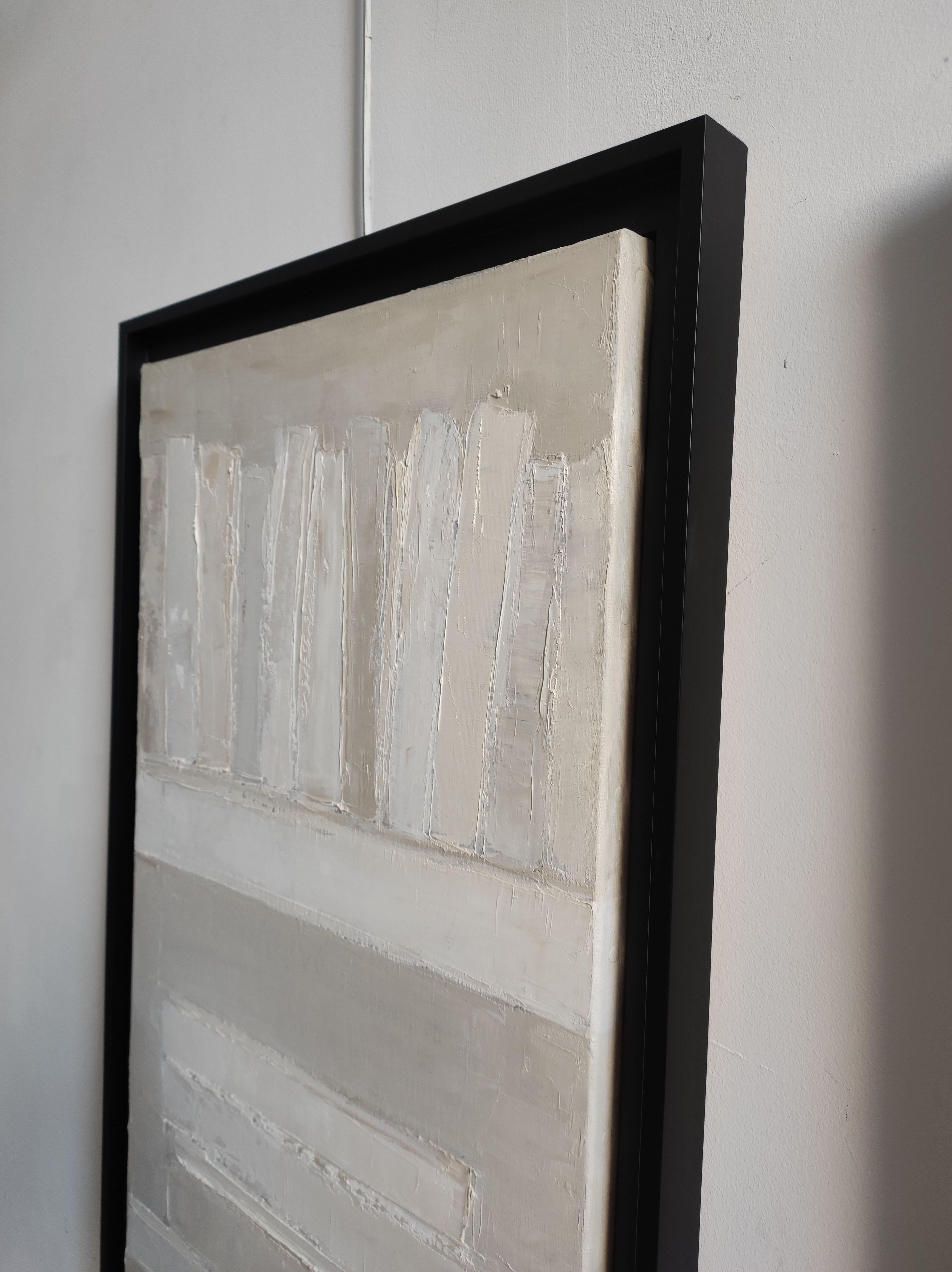 Morbidezza delle pagine, Bianco astratto, Beige, Monocromo, olio su tela, contemporaneo - Interior Painting Nero di SOPHIE DUMONT