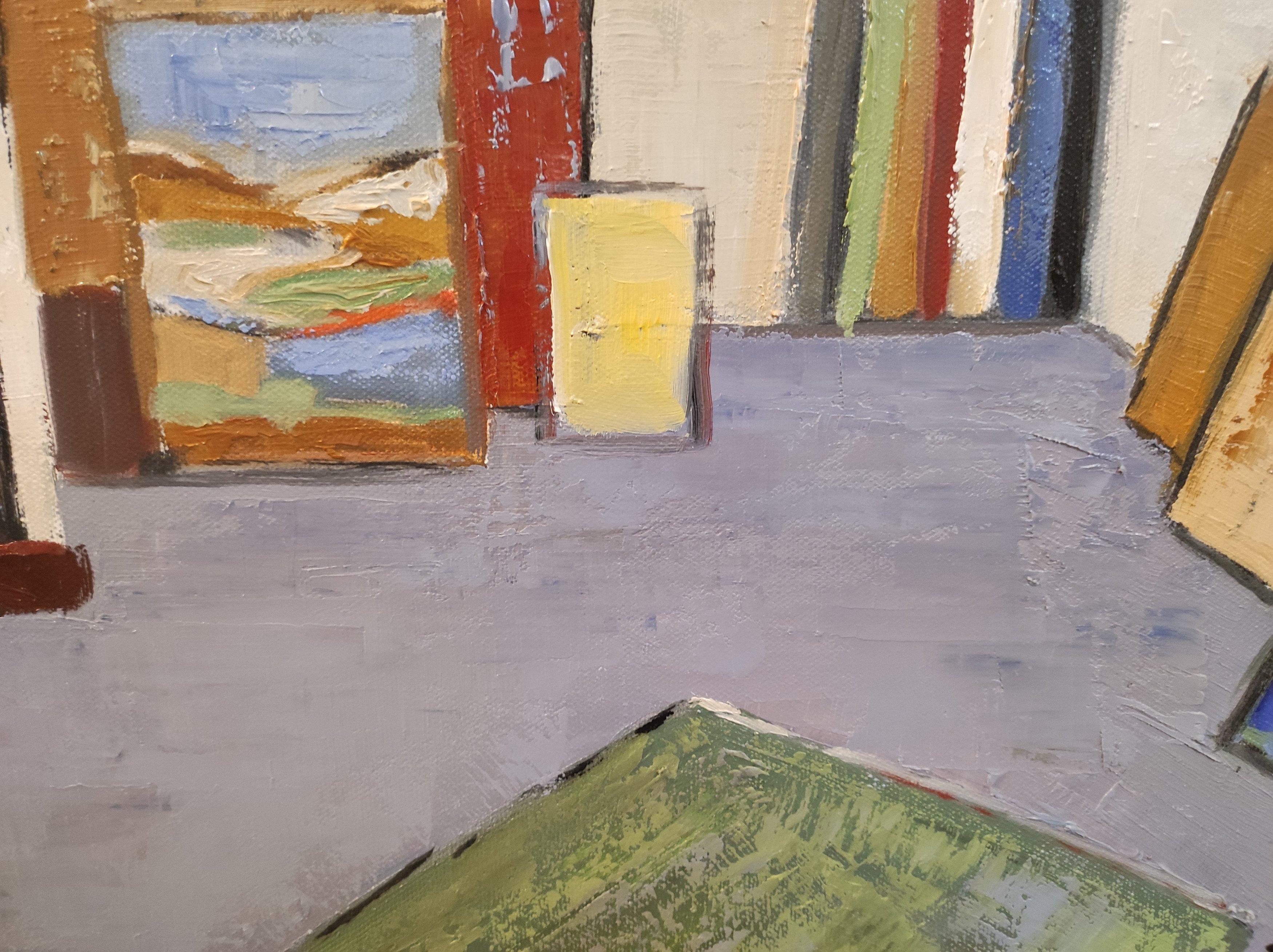 Studio dell'artista in un blu dominante con una texture molto presente e colori che vibrano con il susseguirsi degli strati sulla tela. Forme cubiche, linee parallele e perpendicolari, senza dimenticare i colori, dirigono lo sguardo dello spettatore
