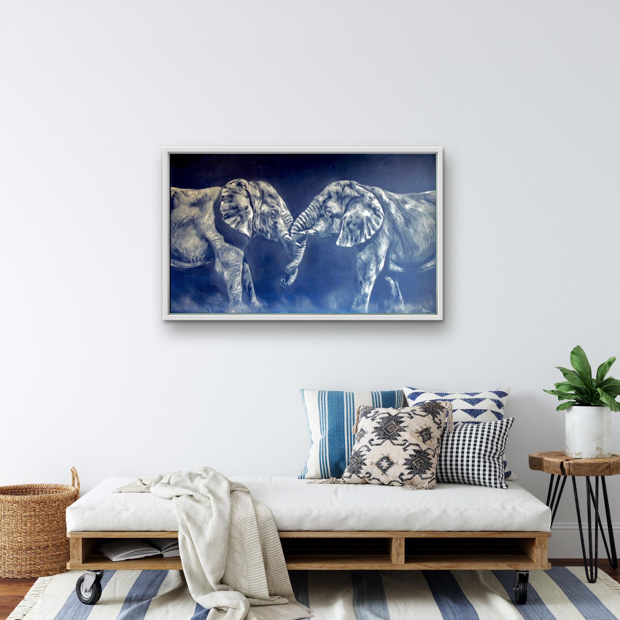 Duel est une peinture à l'huile originale de Sophie Harden. Ce magnifique tableau représentant deux éléphants mâles en train de se battre, soulevant la poussière sur leur passage, a été inspiré par les voyages de Sophie au Kenya. Peint sur un fond