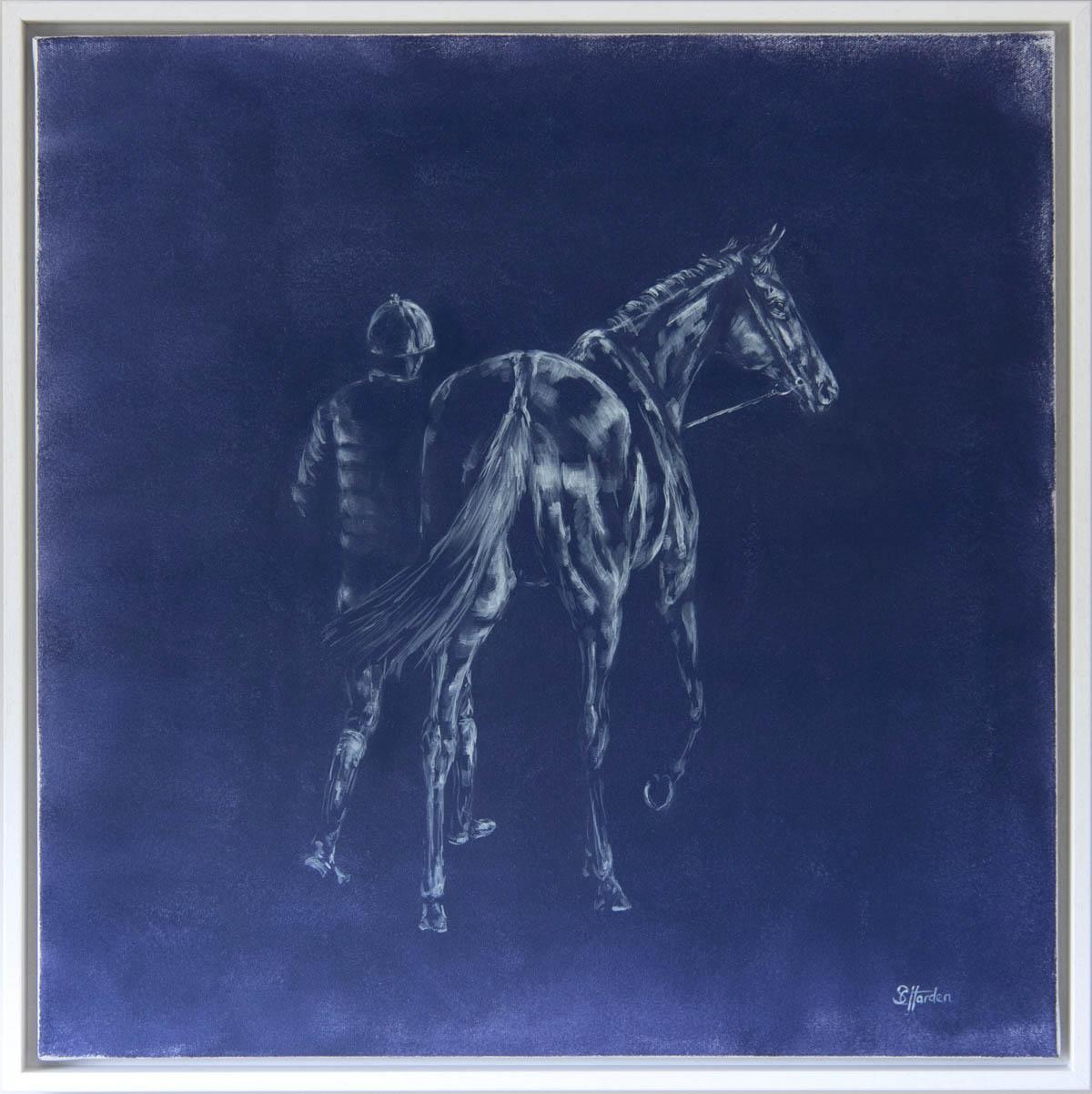 Dipinto a olio originale di Sophie Harden. Next Lot è un pezzo pieno di atmosfera che mostra un cavallo che viene condotto per essere sellato per il prossimo lotto al galoppo. Su uno sfondo blu scuro, utilizzando l'olio bianco per evidenziare i