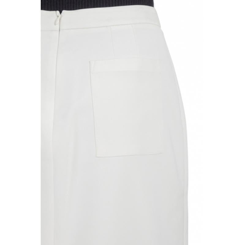 Lucida e alla moda, questa gonna color crema di Sophie Hulme sarà la scelta ideale per tutti i tuoi momenti speciali. È realizzato in un mix di tessuti e ha una forma elegante, con pieghe invertite e catene sul davanti. Il suo aspetto migliore è con