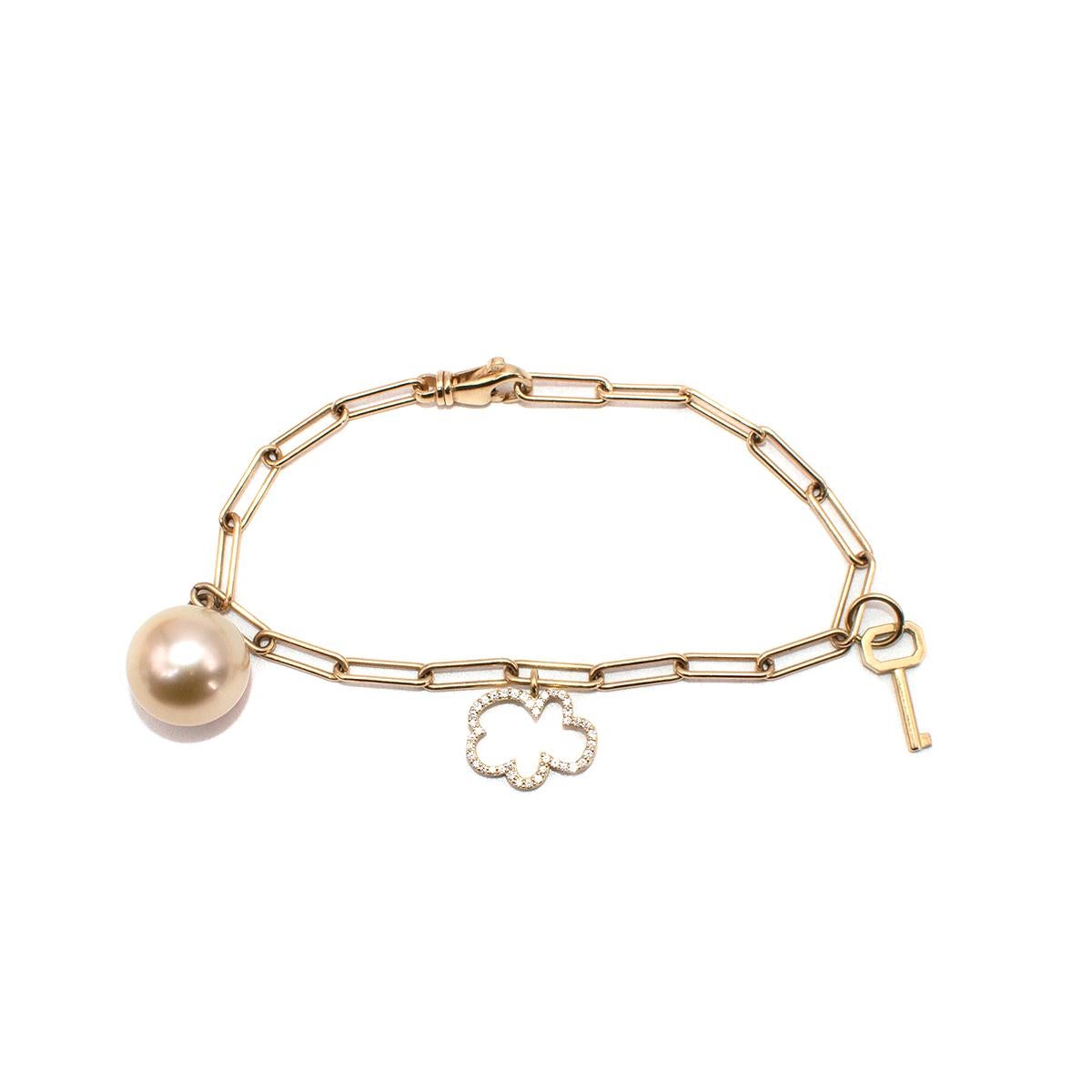 Sophie Keegan Pearl Charm Gold Bracelet  In New Condition For Sale In London, GB