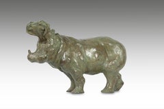Bronze Yawning Hippopotame