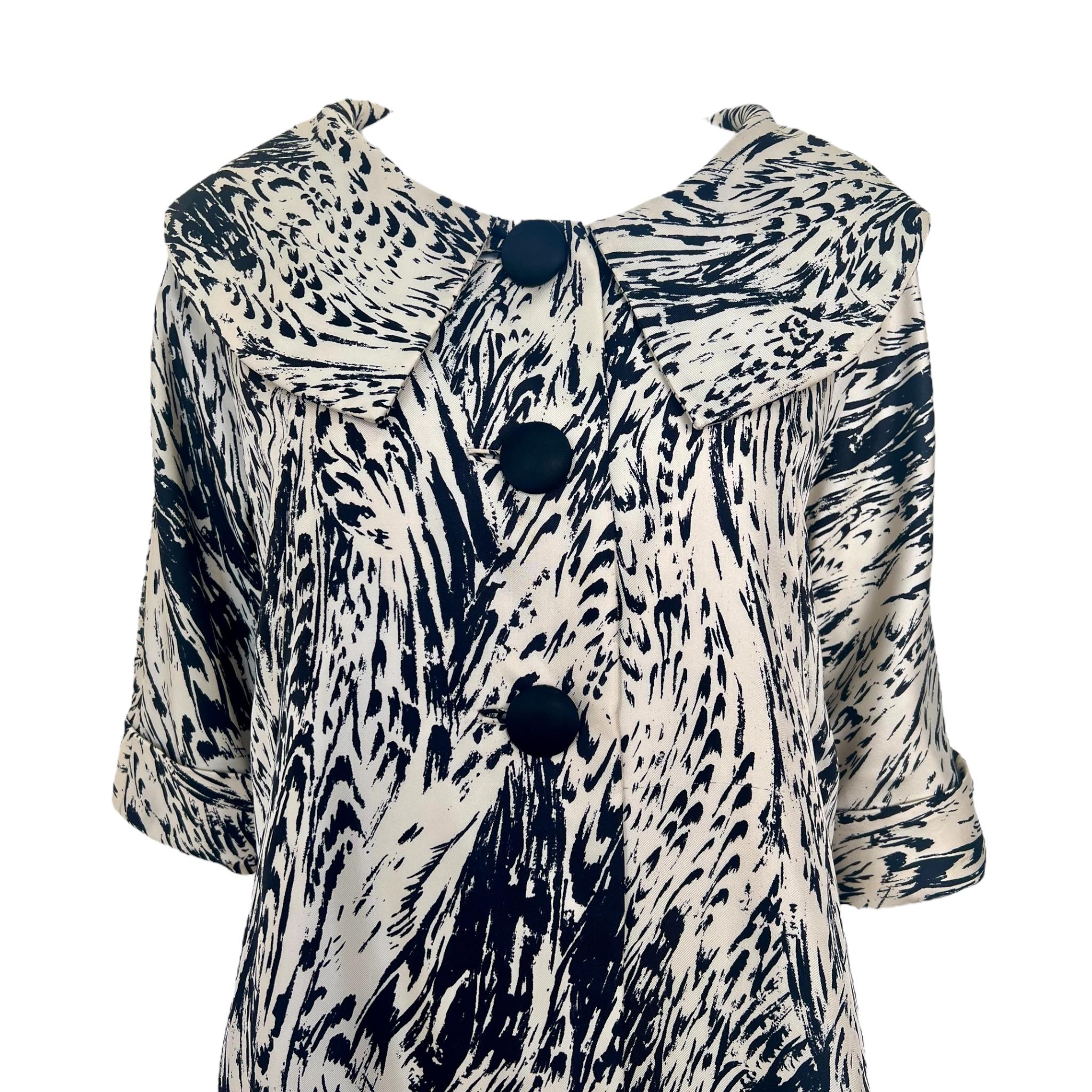 Sophie de Saks Vestido de seda con estampado de pinceladas de los años 50. Esta increíble pieza presenta un amplio cuello retrato y tres grandes botones. Los diseños de Sophie Gimbel para Saks Fifth Avenue eran caros por una razón. La línea de