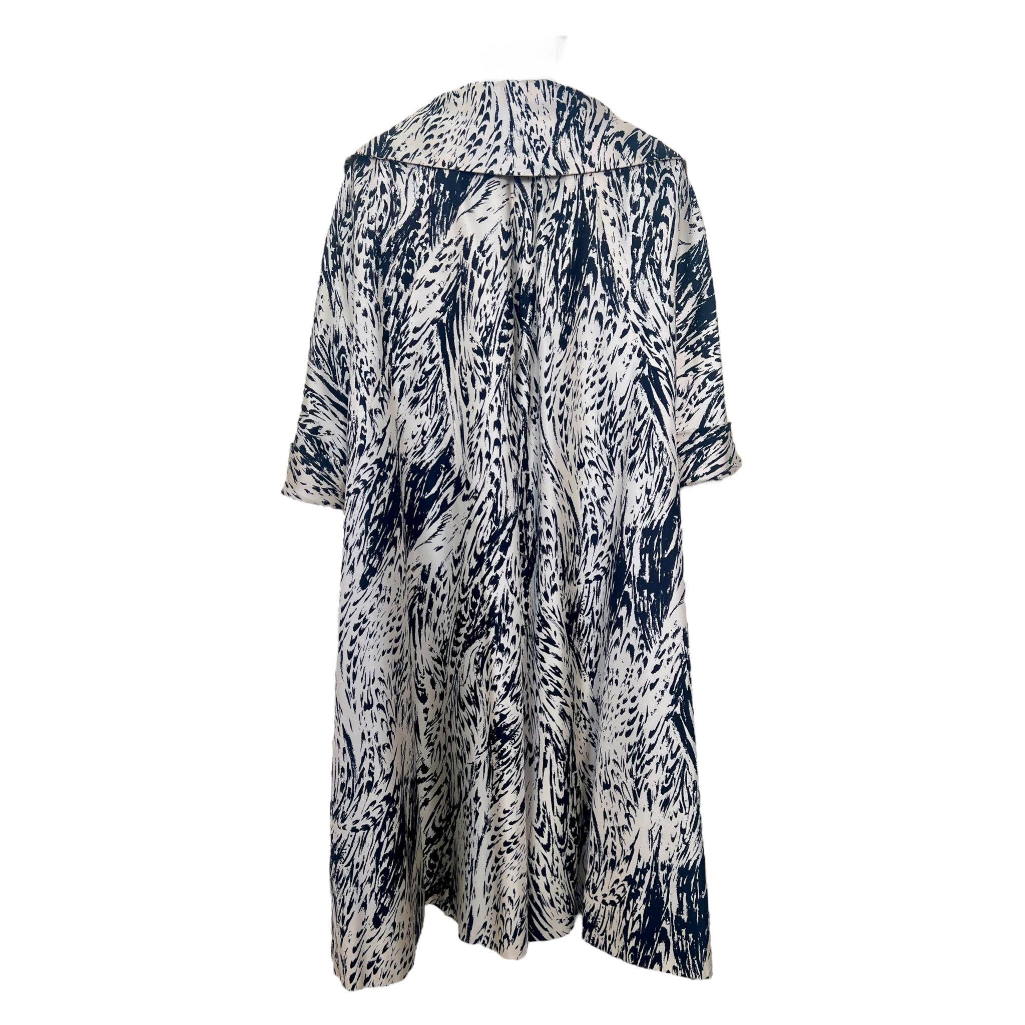 De las mujeres Sophie de Saks Abrigo Swing con estampado abstracto en blanco y negro de los años 50 en venta