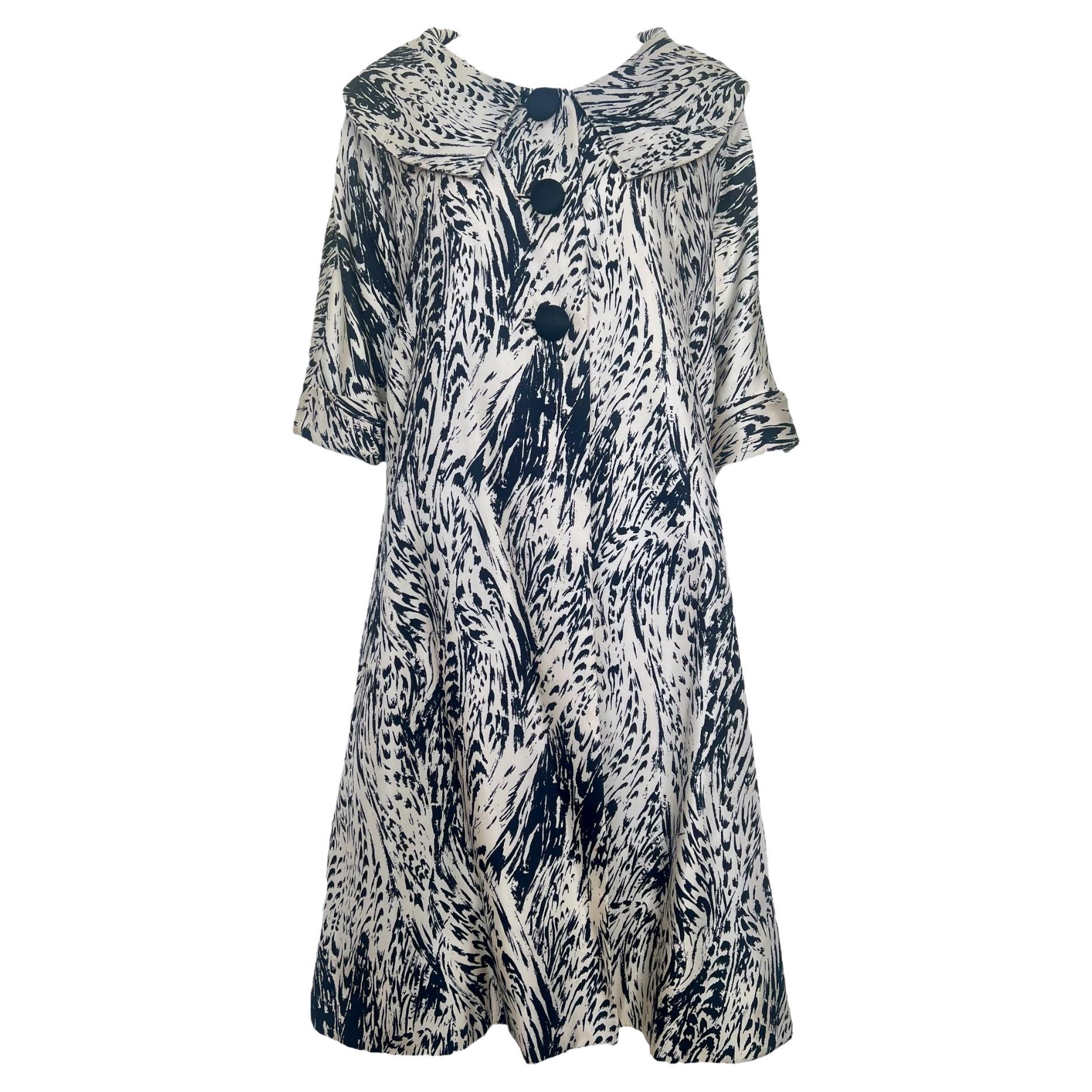 Sophie of Saks 1950
s Manteau Swing noir et blanc à imprimé abstrait