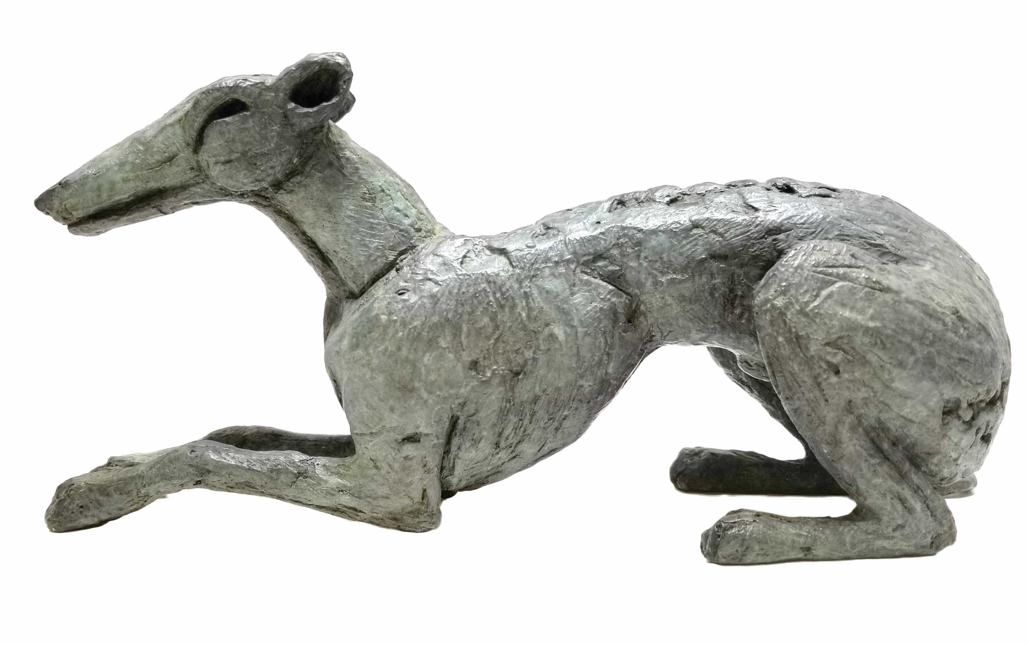 Figurative Sculpture de Sophie Ryder - Perro reclinado (B/14/07)