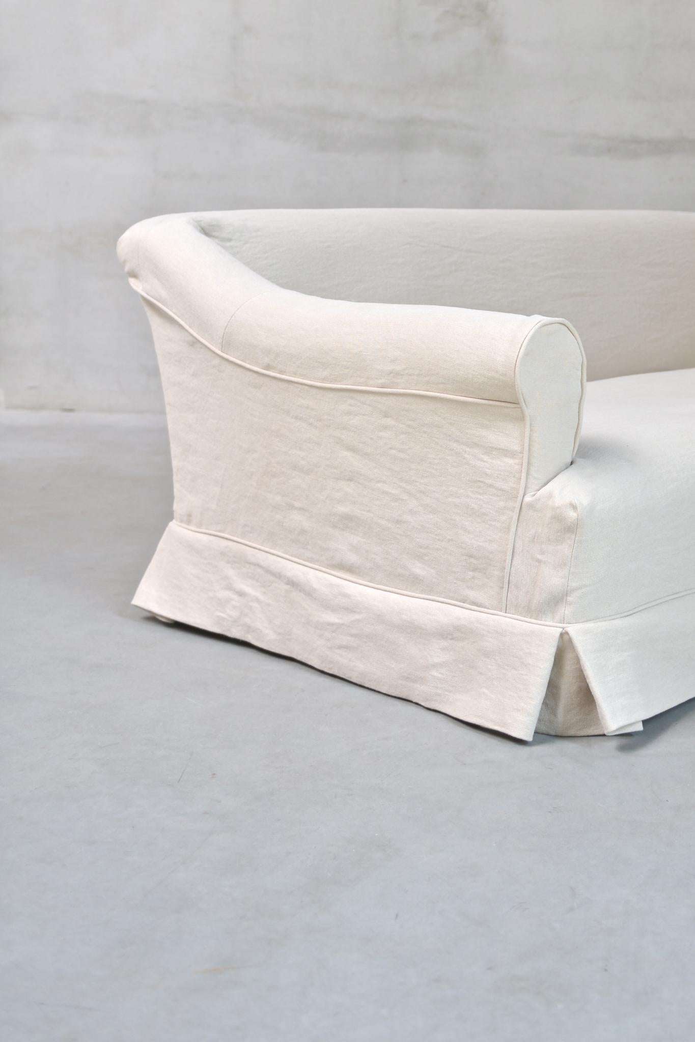 Il divano Sophie di am designs unisce un'eleganza rilassata a una funzionalità versatile. Realizzato a mano in Belgio con una solida struttura in legno, è caratterizzato da una struttura resistente e da una seduta in peluche; puoi aggiungere dei