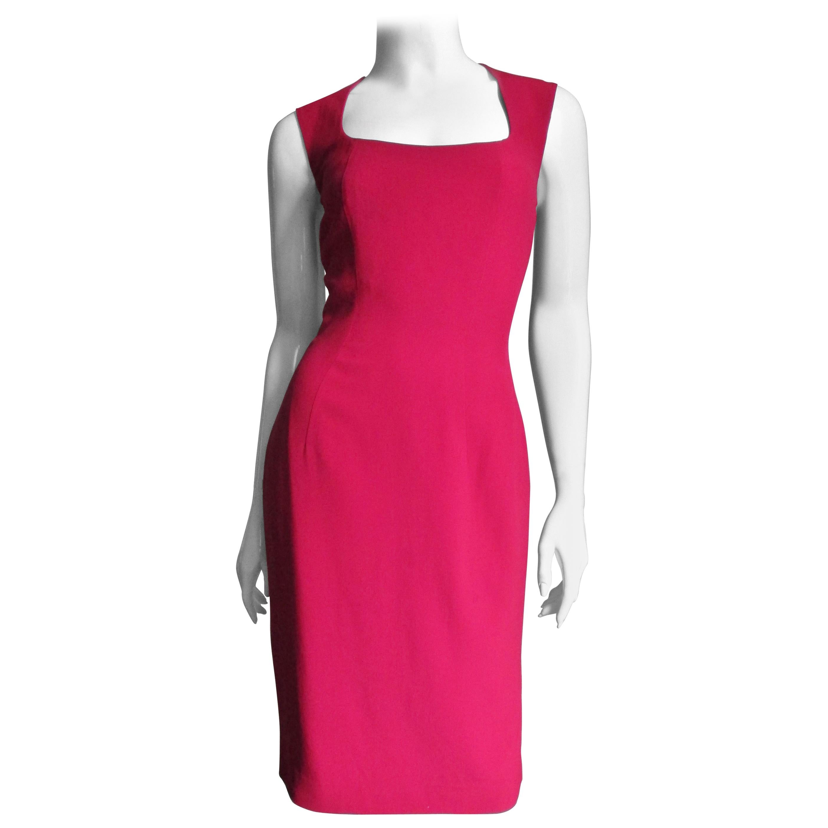 Ein fabelhaftes rotes Kleid der französischen Designerin Sophie Sitbon.   Es ist ärmellos, hat einen quadratischen Ausschnitt und ist halb tailliert mit Prinzessnähten.  Die Rückseite ist wunderschön mit Ausschnitten, die einen Kreis am oberen