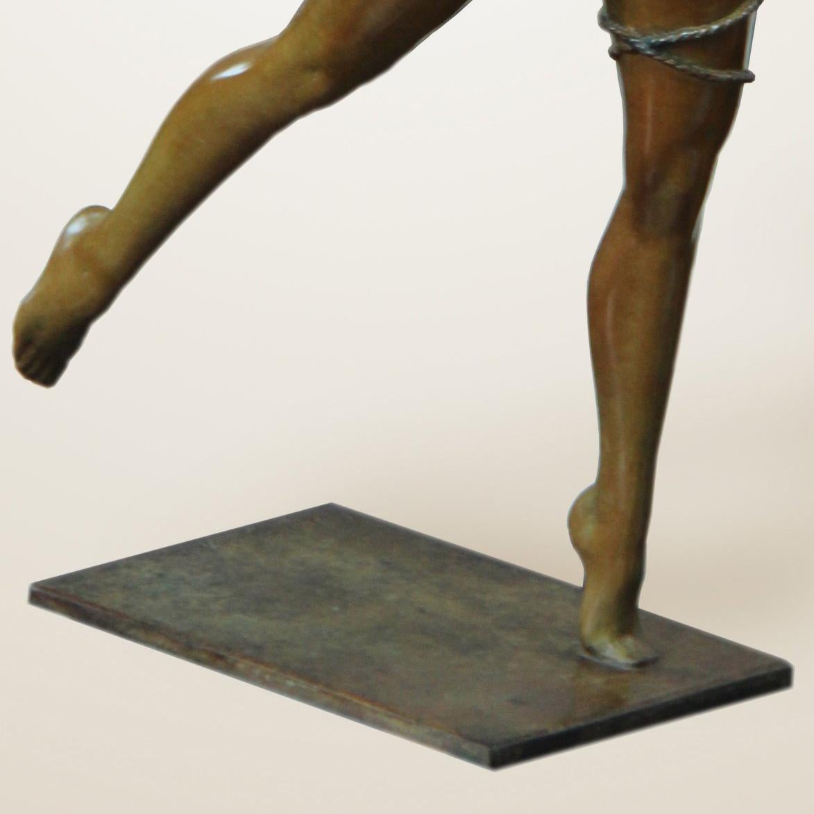 Torariaru Bronze 1/8 (Gold), Figurative Sculpture, von Sophie Susplugas