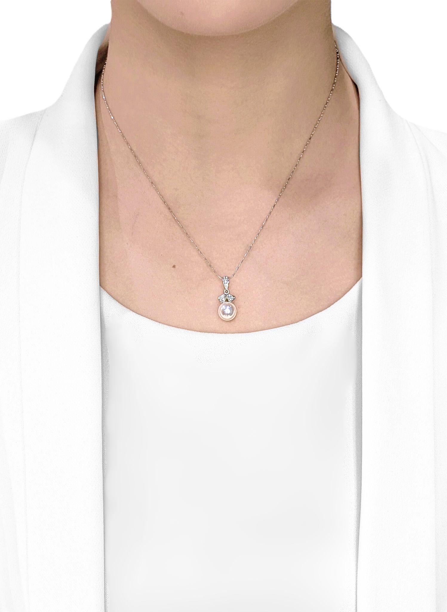 Entdecken Sie die zarte Eleganz dieses neuen Anhängers, der sorgfältig aus strahlendem 18 Karat Weißgold gefertigt ist. Das Herzstück ist eine glänzende runde Akoya-Perle von 8,5 mm Durchmesser, die in einem wunderschönen rosa-weißen Farbton