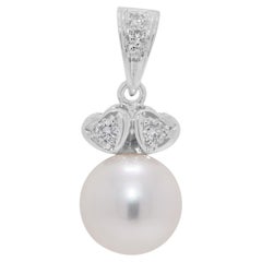 Sofisticato ciondolo con diamante naturale da 0,08 carati e perla Akoya in oro bianco 18 carati