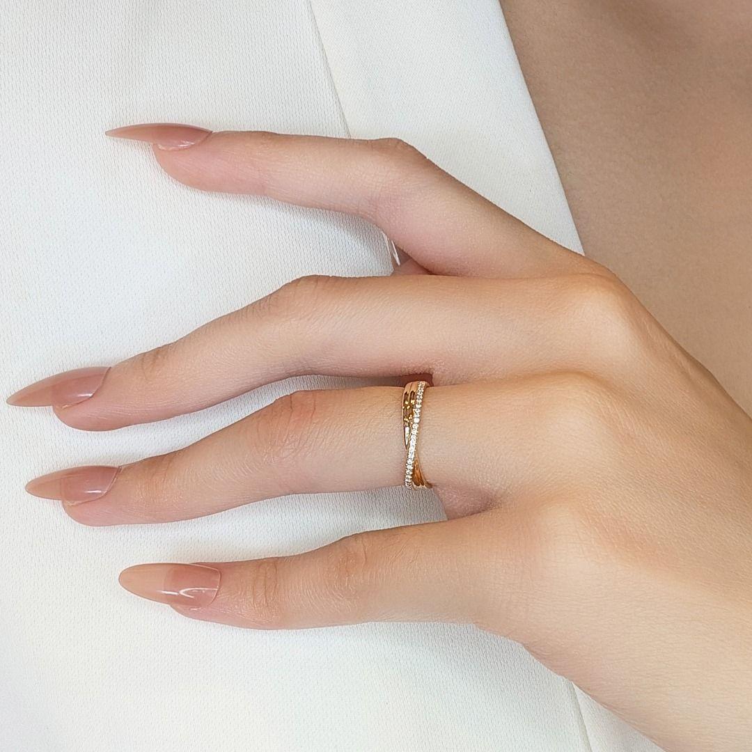 Women's Sophisticated 0.16ct Diamond Ring in 18K Yellow Gold For Sale